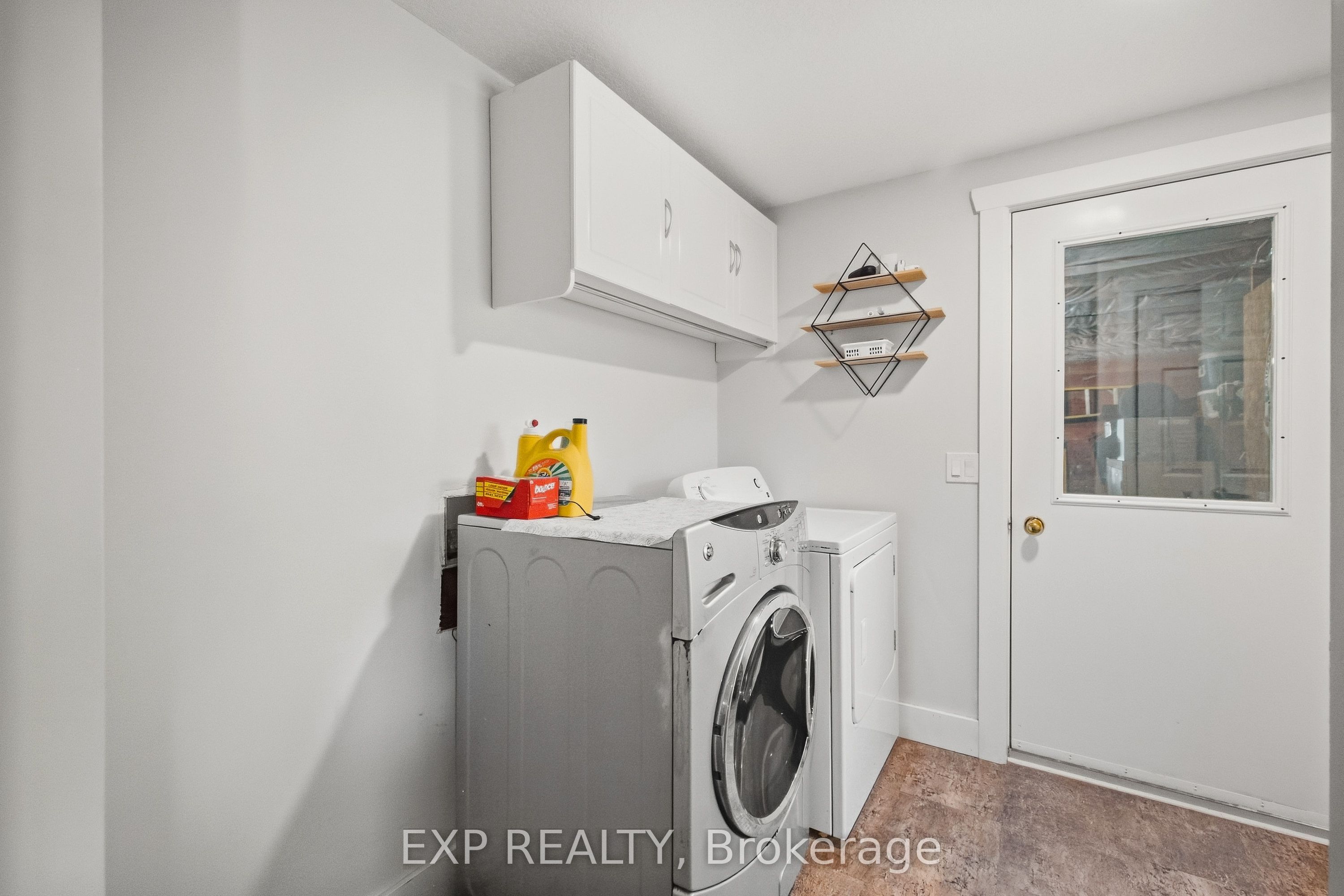 1065 Howick Street Property Photo 18
