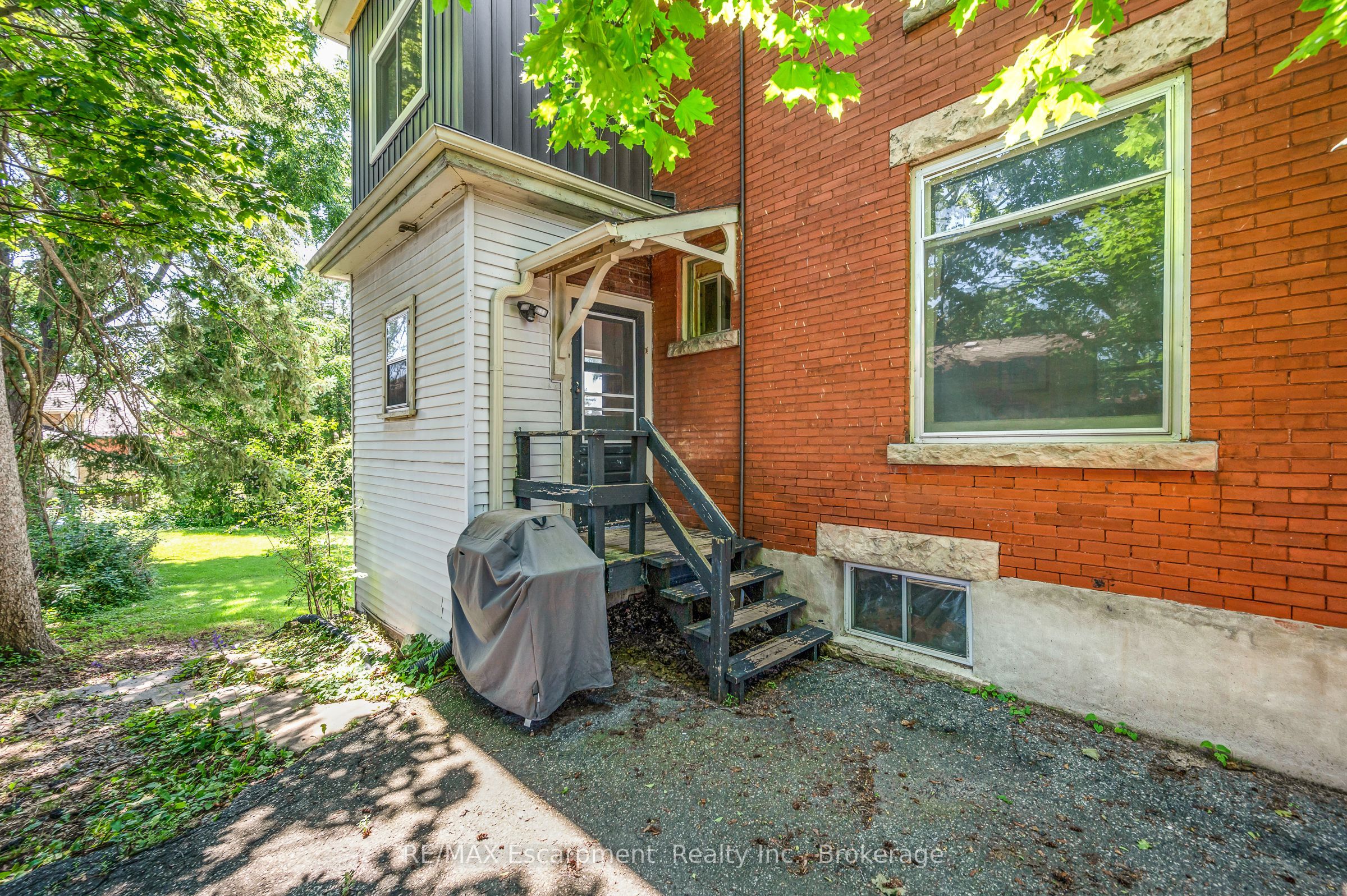 458 Woolwich Street Property Photo 5