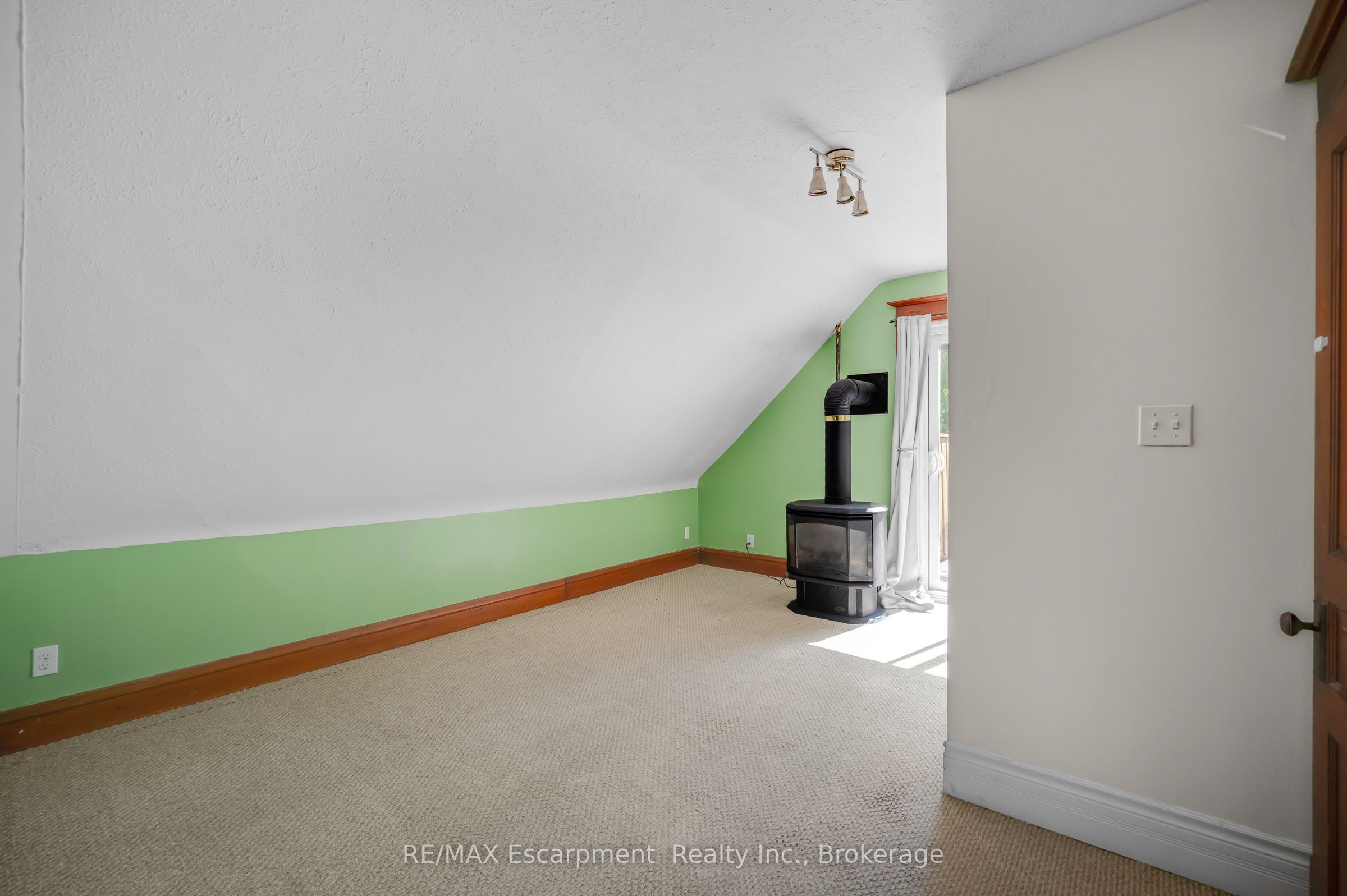 458 Woolwich Street Property Photo 32