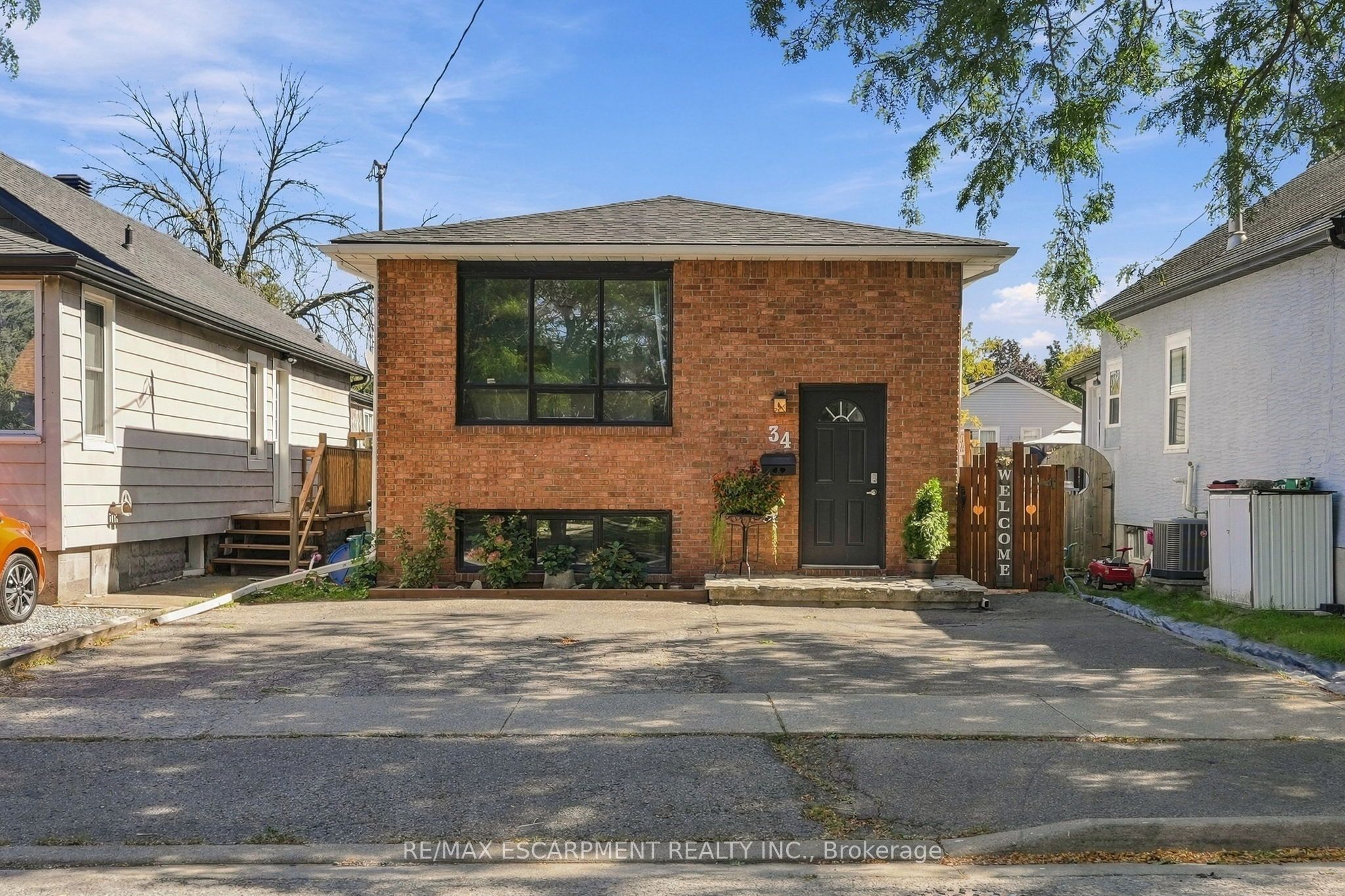 34 Grantham Avenue S Property Photo 1