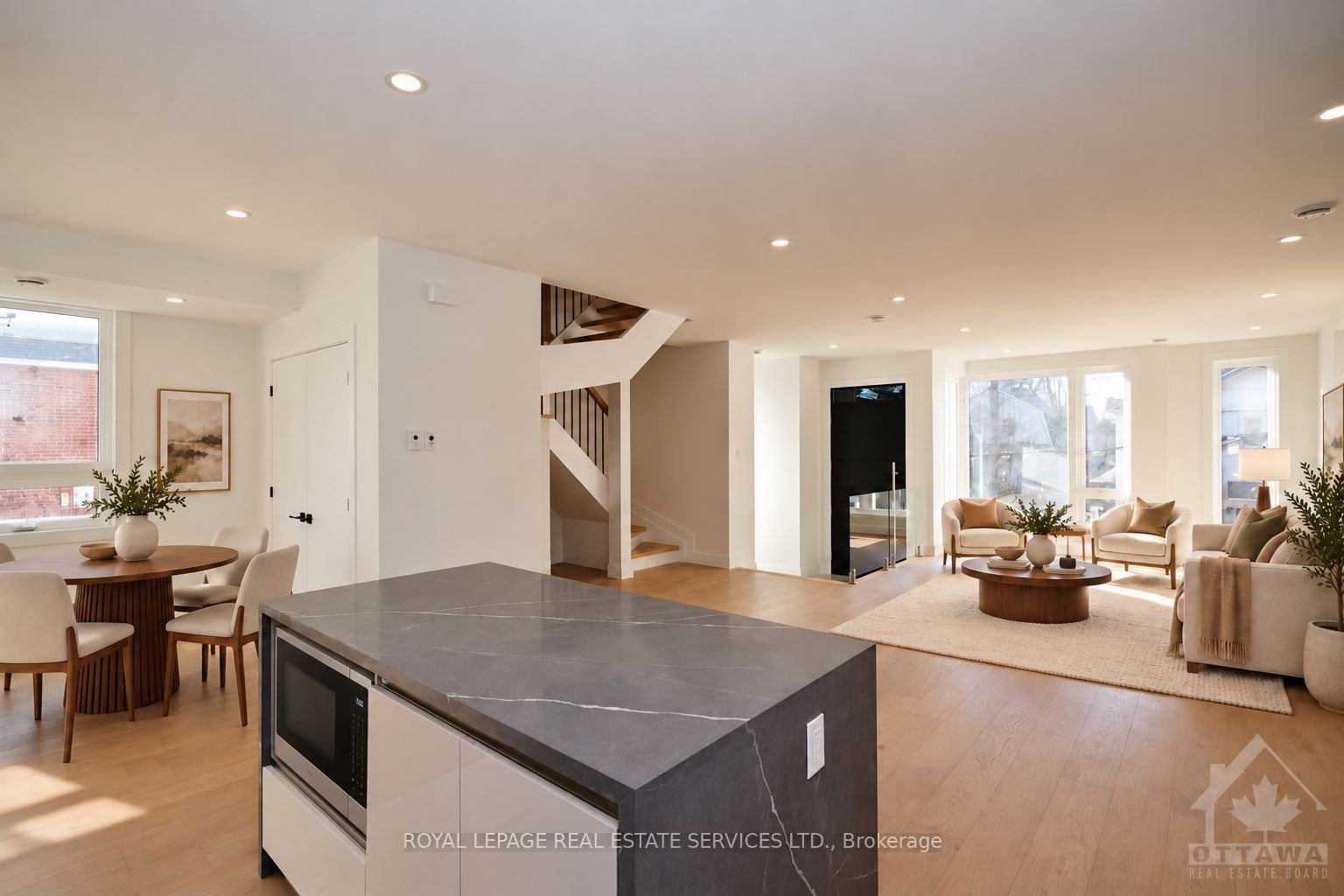 4b Huron Avenue N Property Photo 1