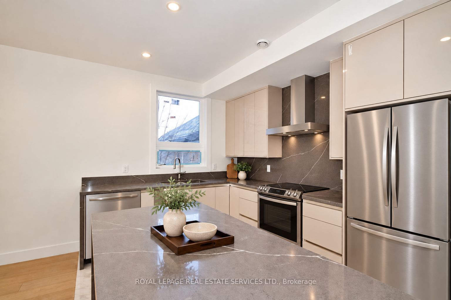 4b Huron Avenue N Property Photo 2