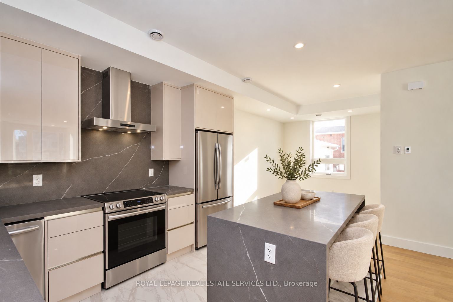 4b Huron Avenue N Property Photo 3