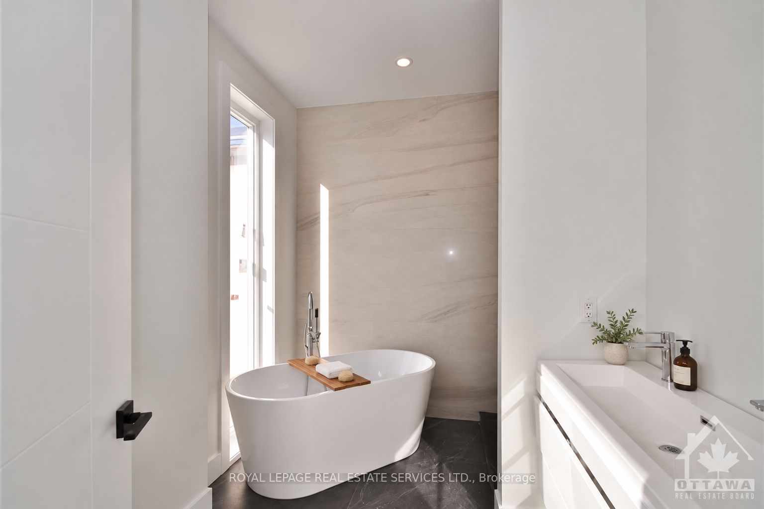 4b Huron Avenue N Property Photo 10