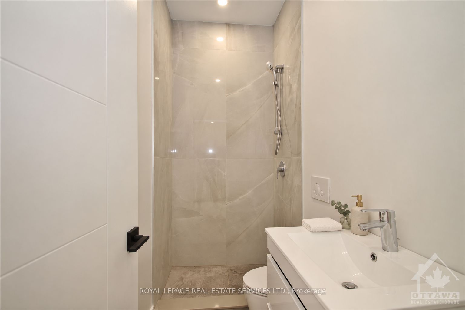 4b Huron Avenue N Property Photo 12