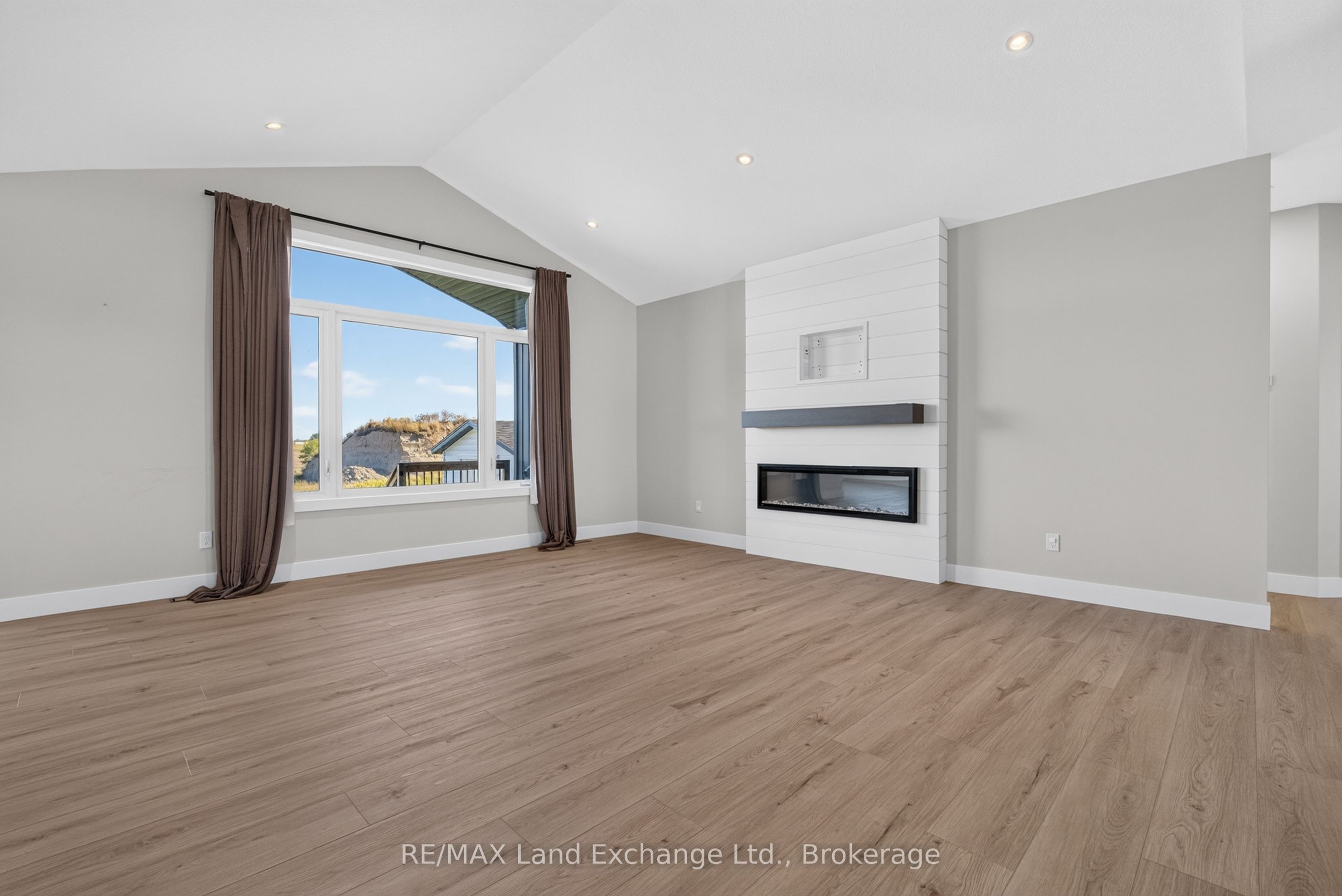 48 Mctavish Crescent Property Photo 5
