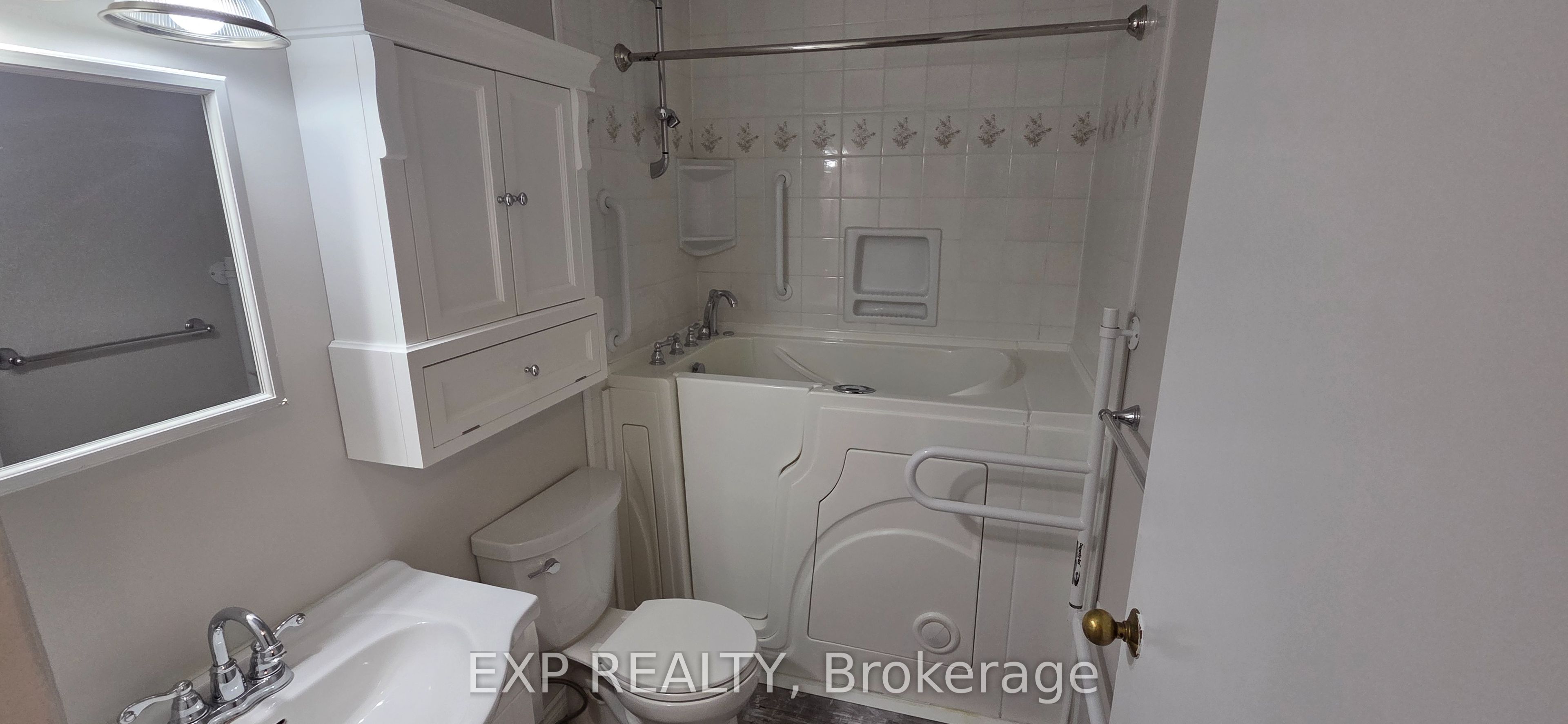 725 Deveron Crescent 220 Property Photo 6