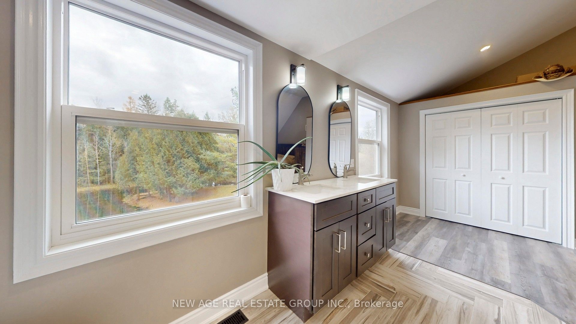 9045 Sideroad 17 Property Photo 32