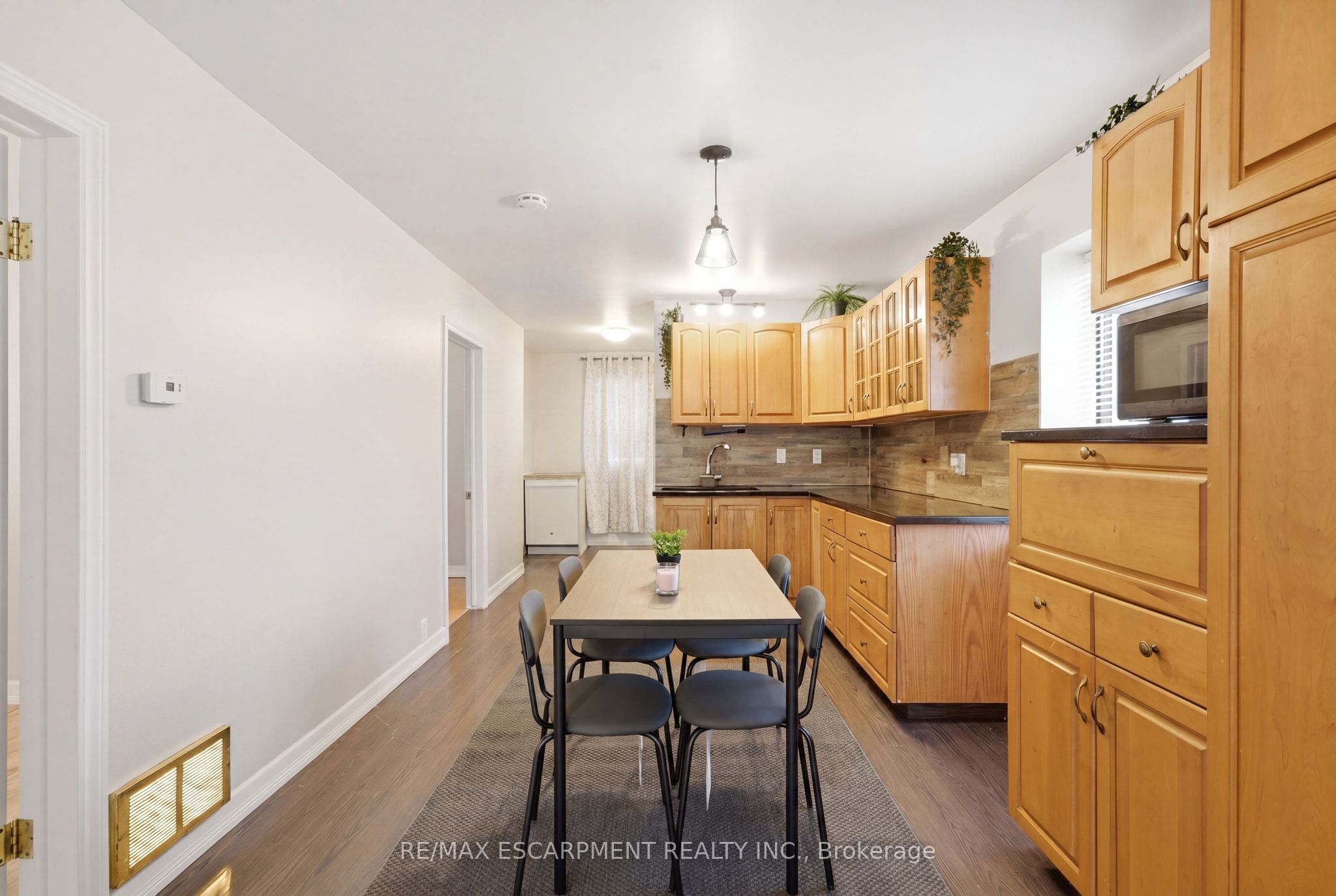 107 Broadway Street Property Photo 9