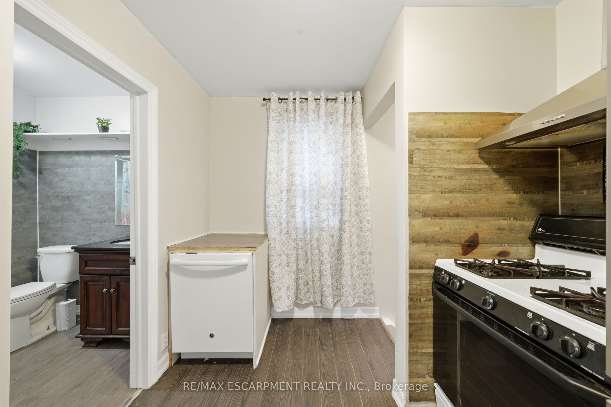 107 Broadway Street Property Photo 12