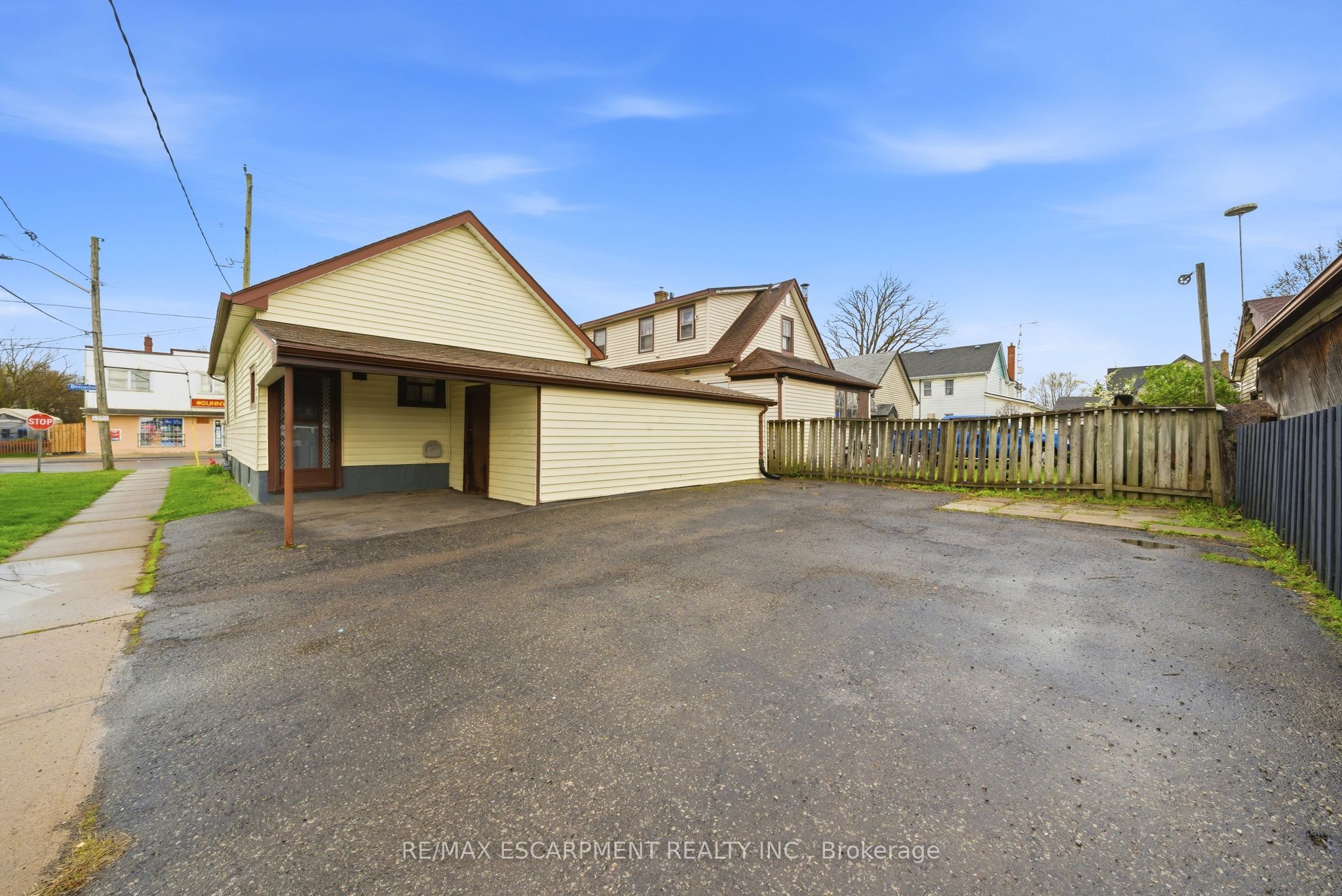 107 Broadway Street Property Photo 32
