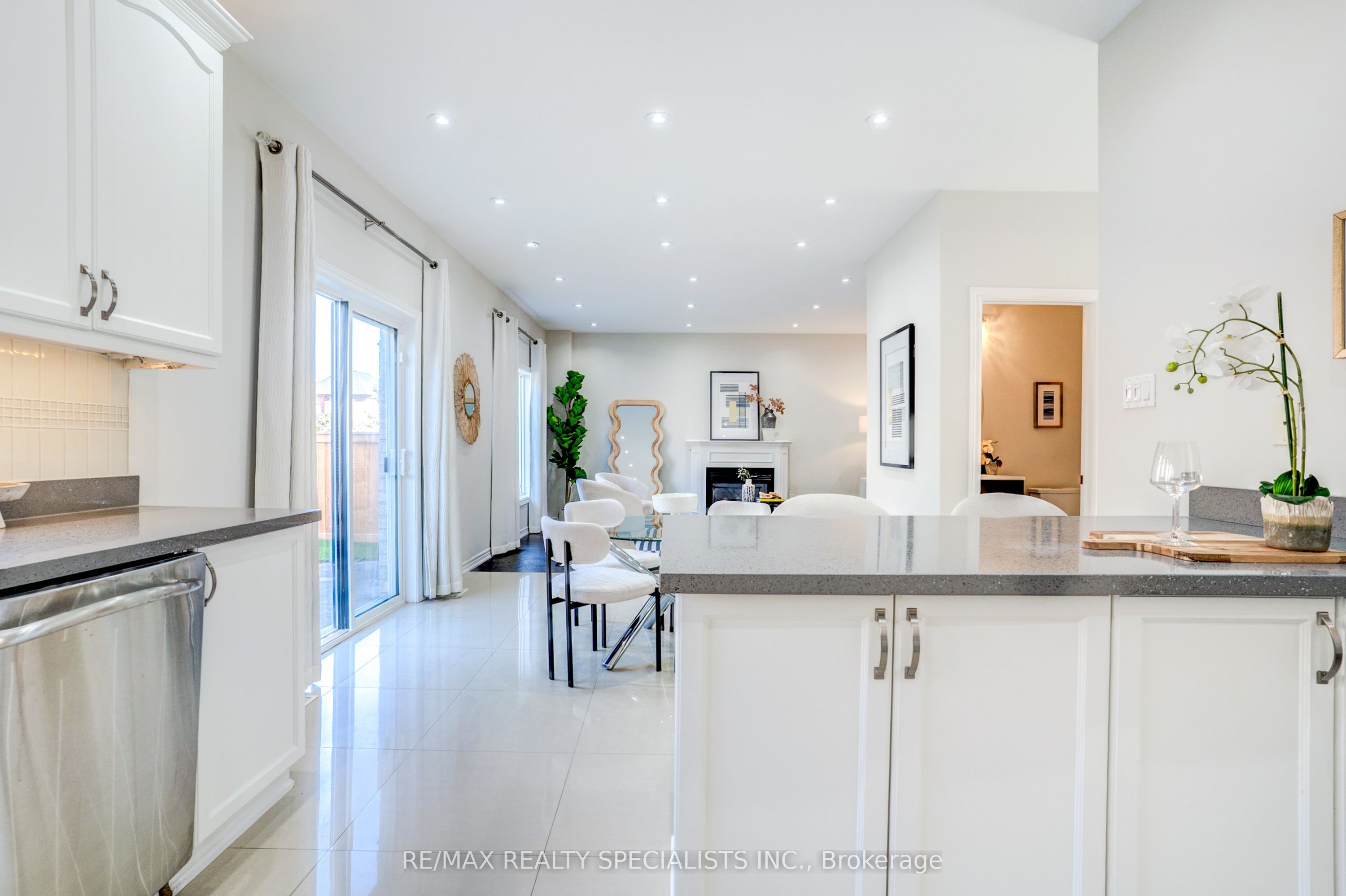 7 Kingspoint Circle Property Photo 3