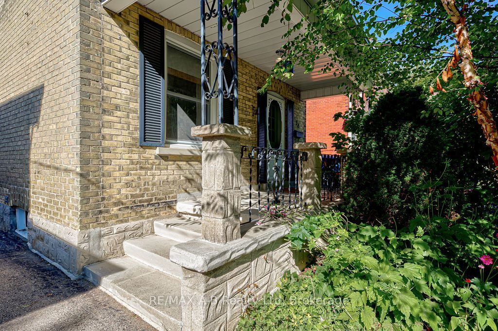 54 Mcnab Street S Property Photo 1