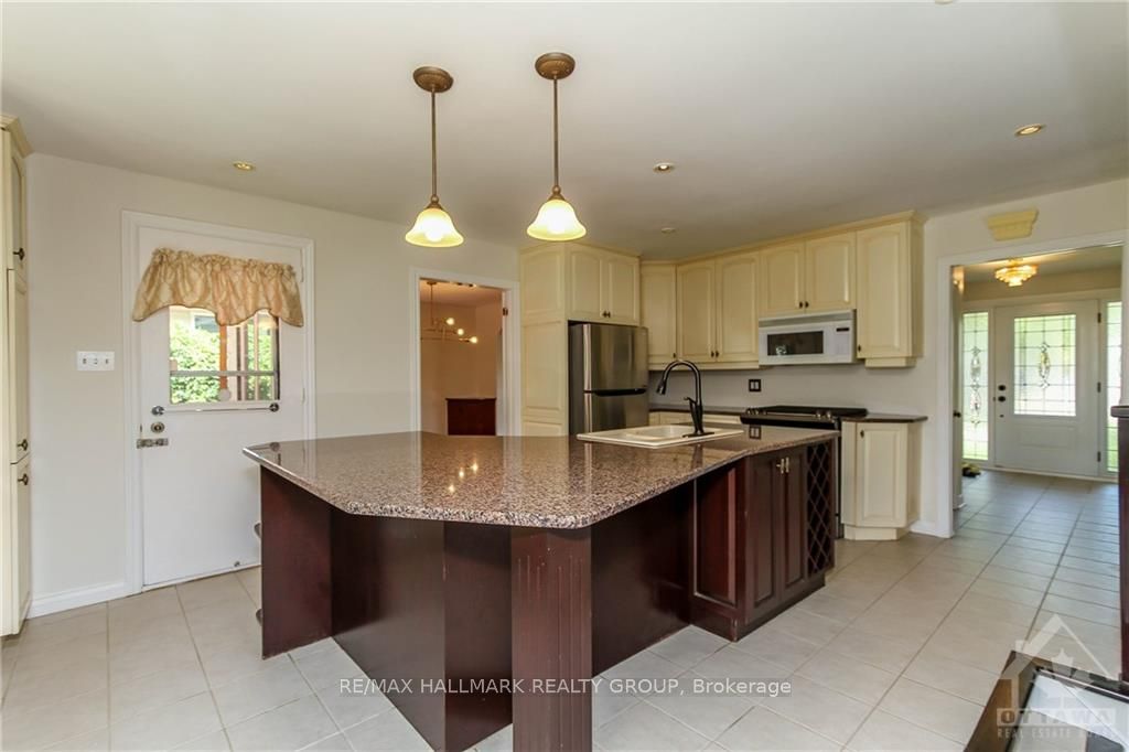 570 Duff Crescent Property Photo 8