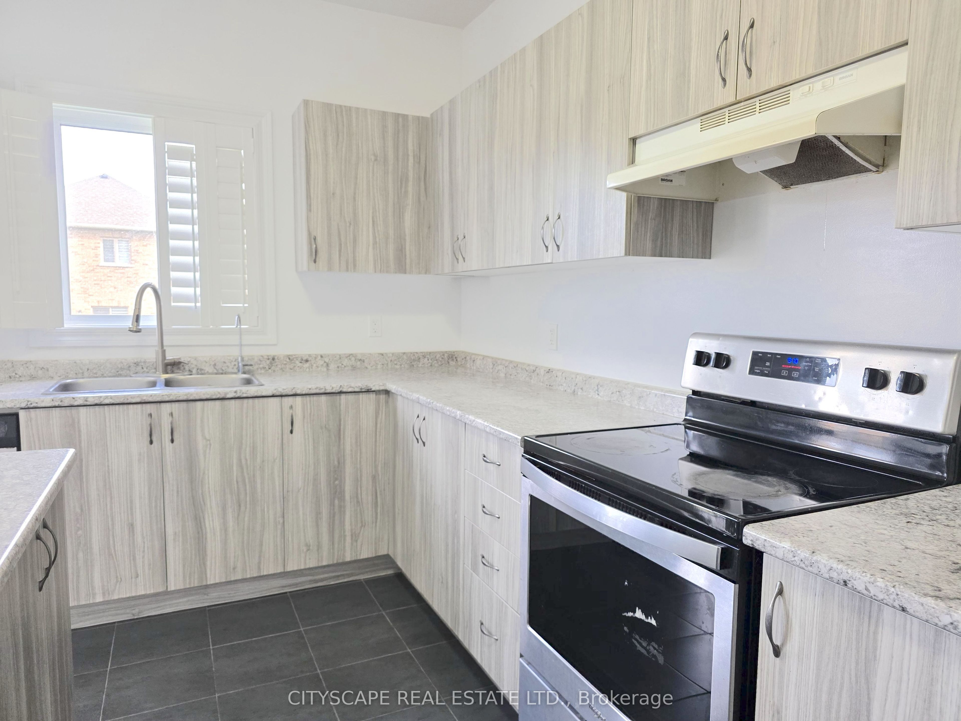 321 Van Dusen Avenue Property Photo 12