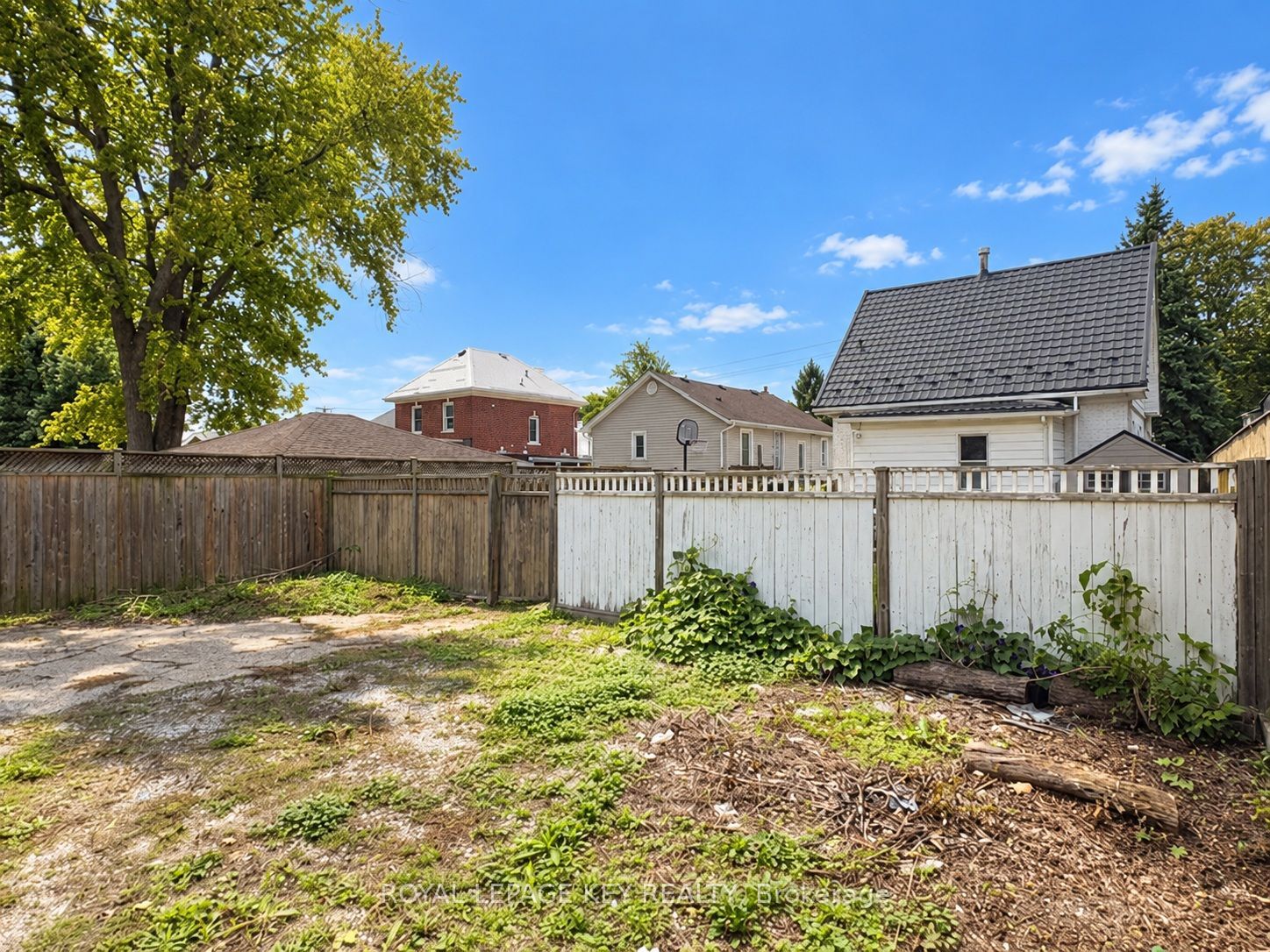 404 Russell Street S Property Photo 5