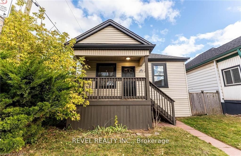222 Kensington Avenue N Property Photo 2