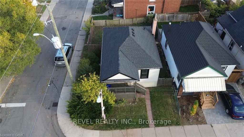222 Kensington Avenue N Property Photo 5