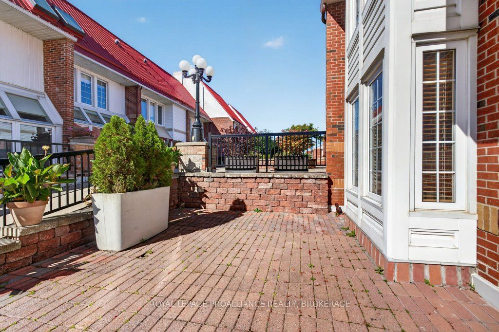 1 Place D'armes 39 Property Photo 3