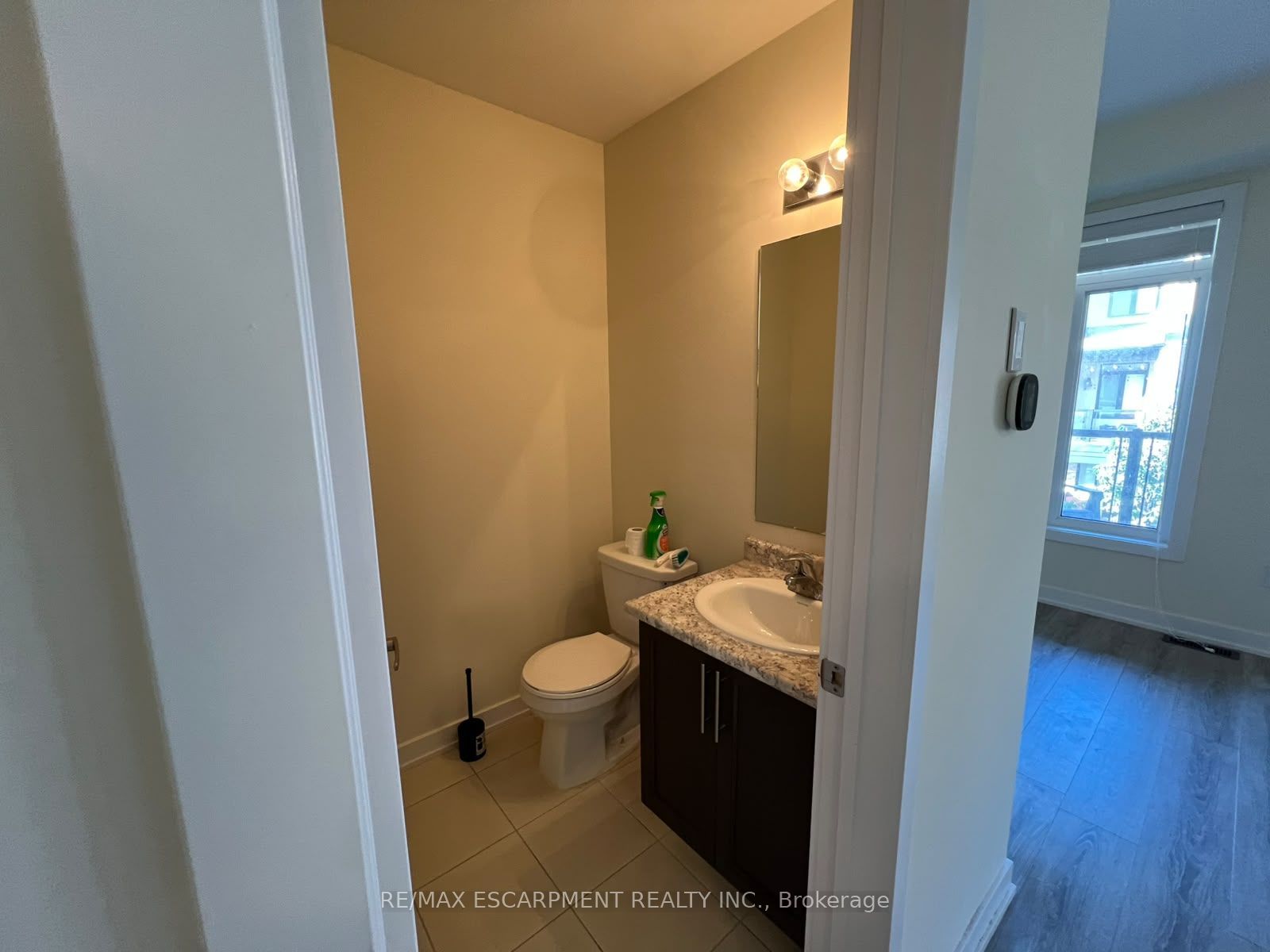 590 North Service Road E 122 Property Photo 6