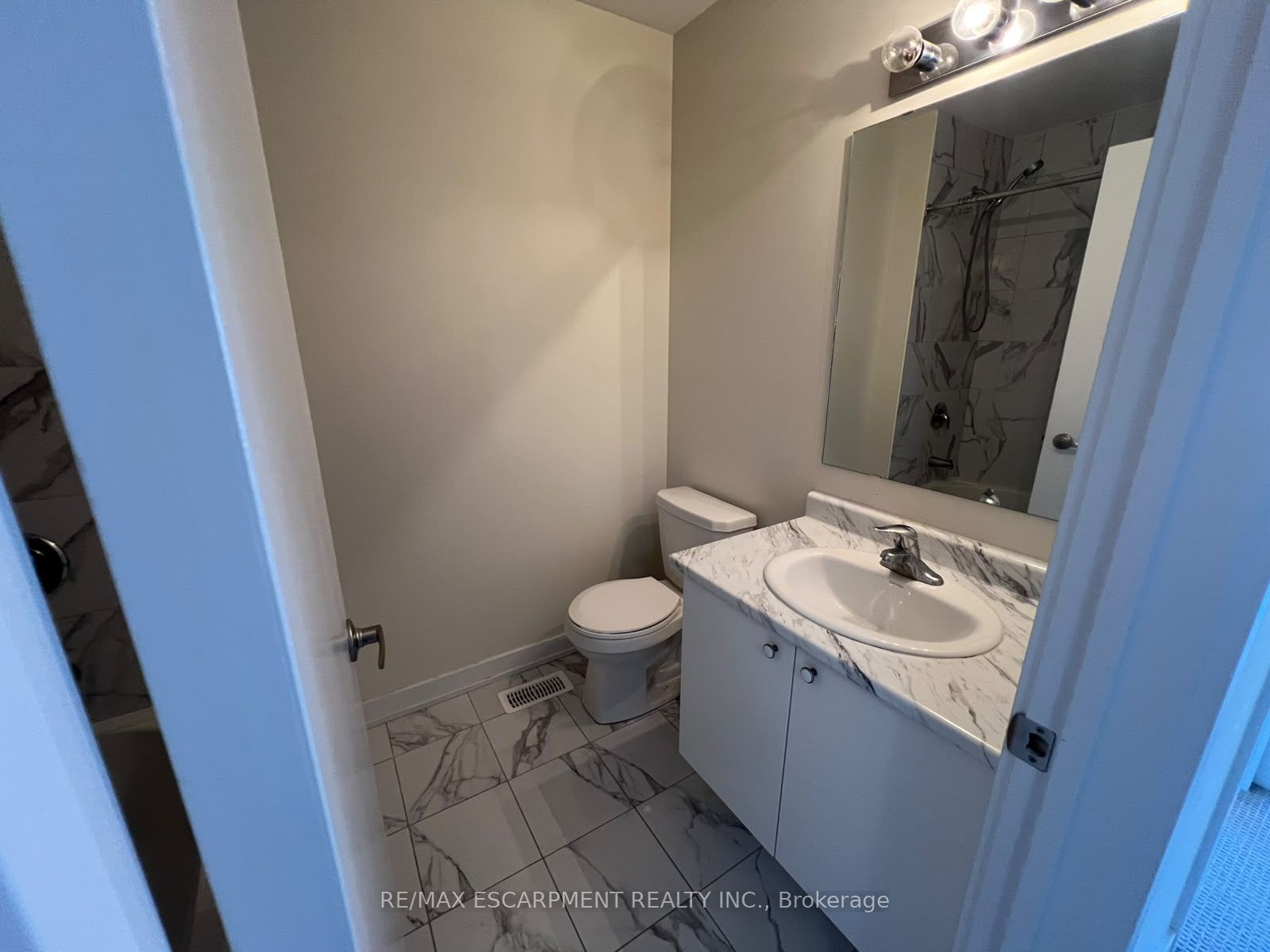 590 North Service Road E 122 Property Photo 10