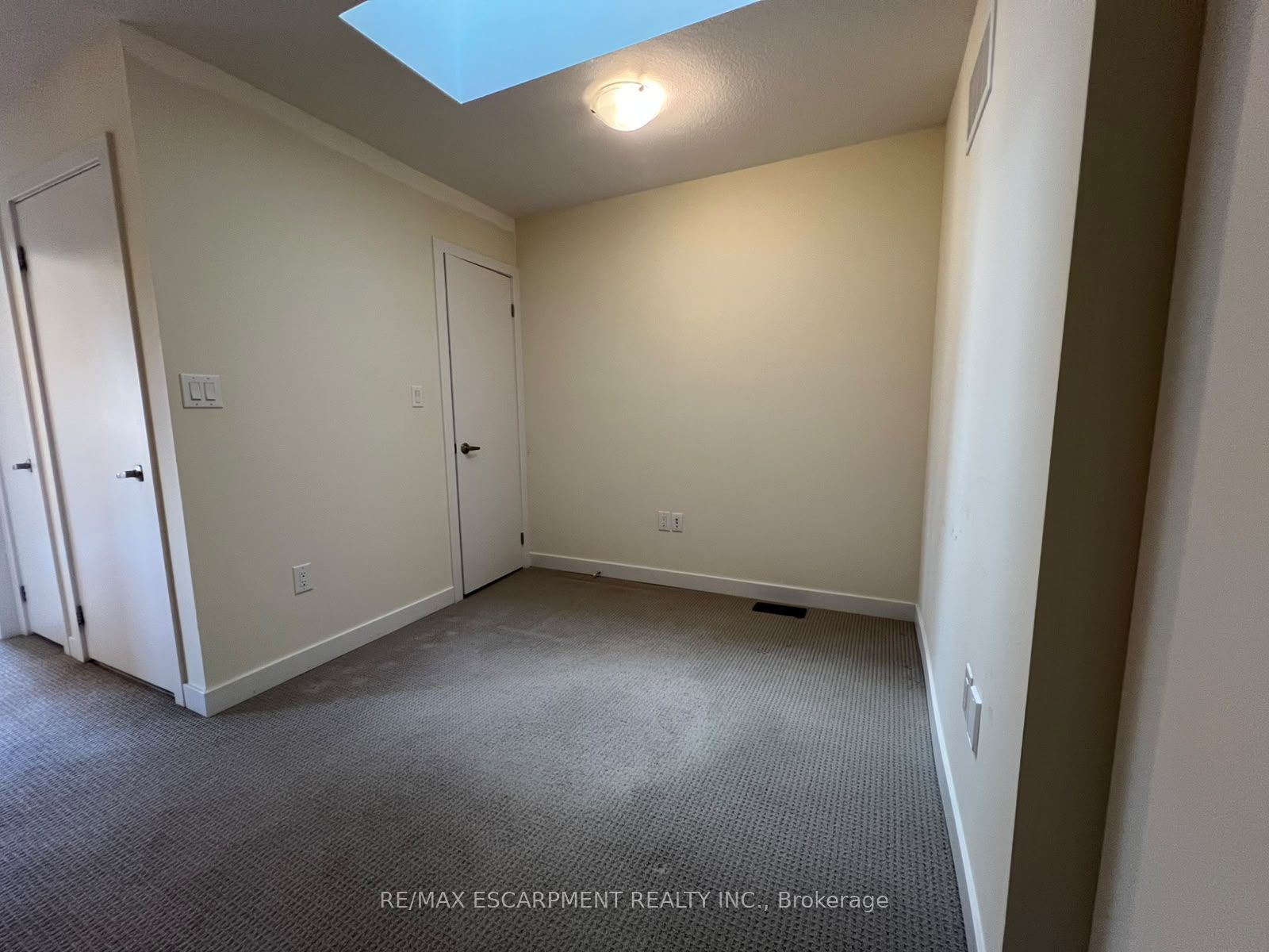 590 North Service Road E 122 Property Photo 11