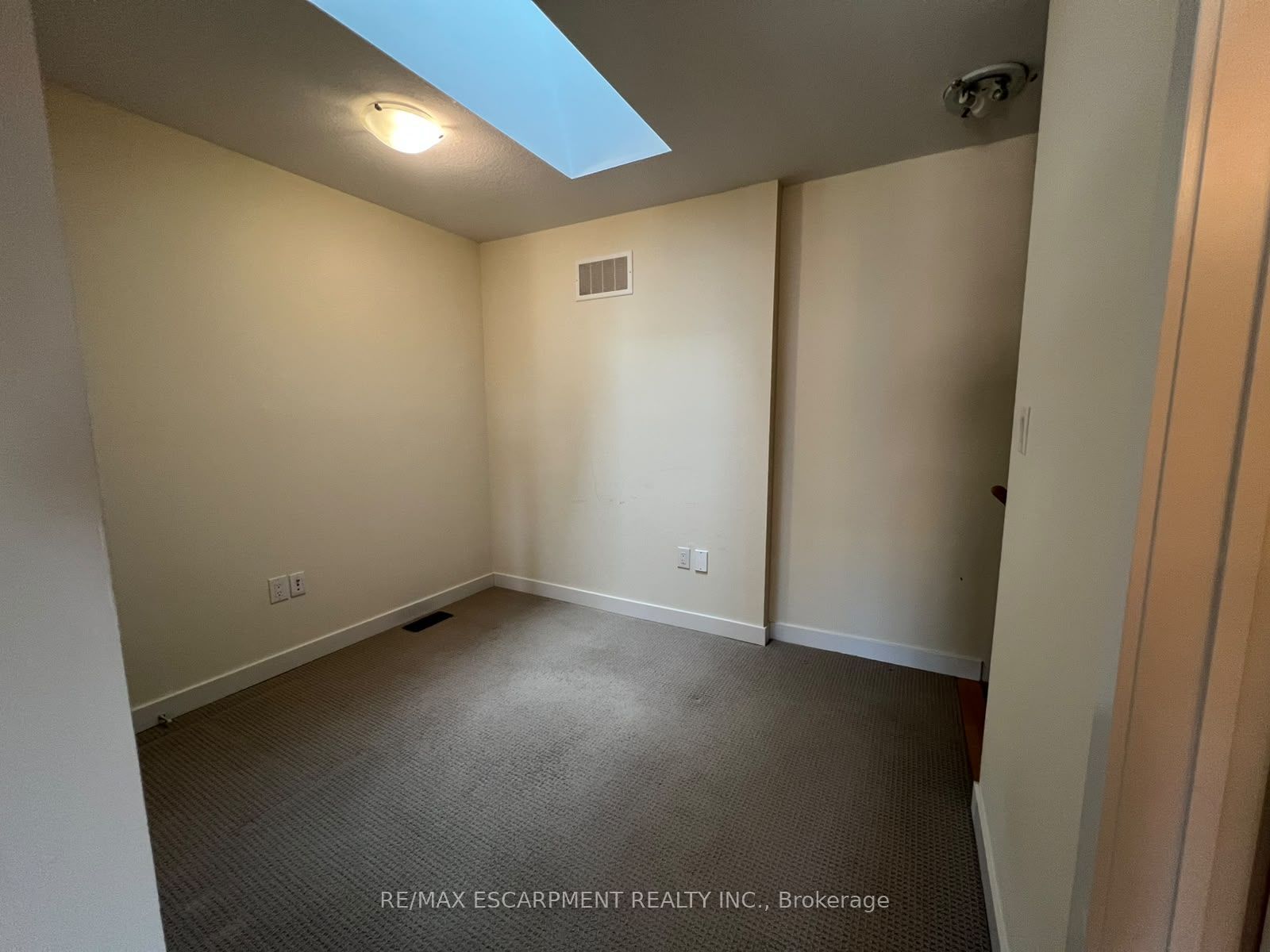 590 North Service Road E 122 Property Photo 12