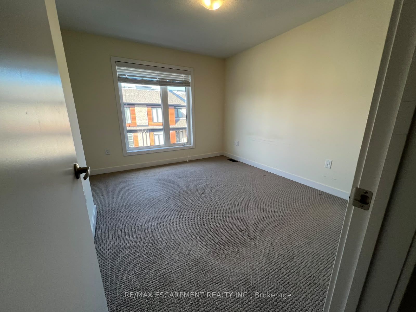 590 North Service Road E 122 Property Photo 13