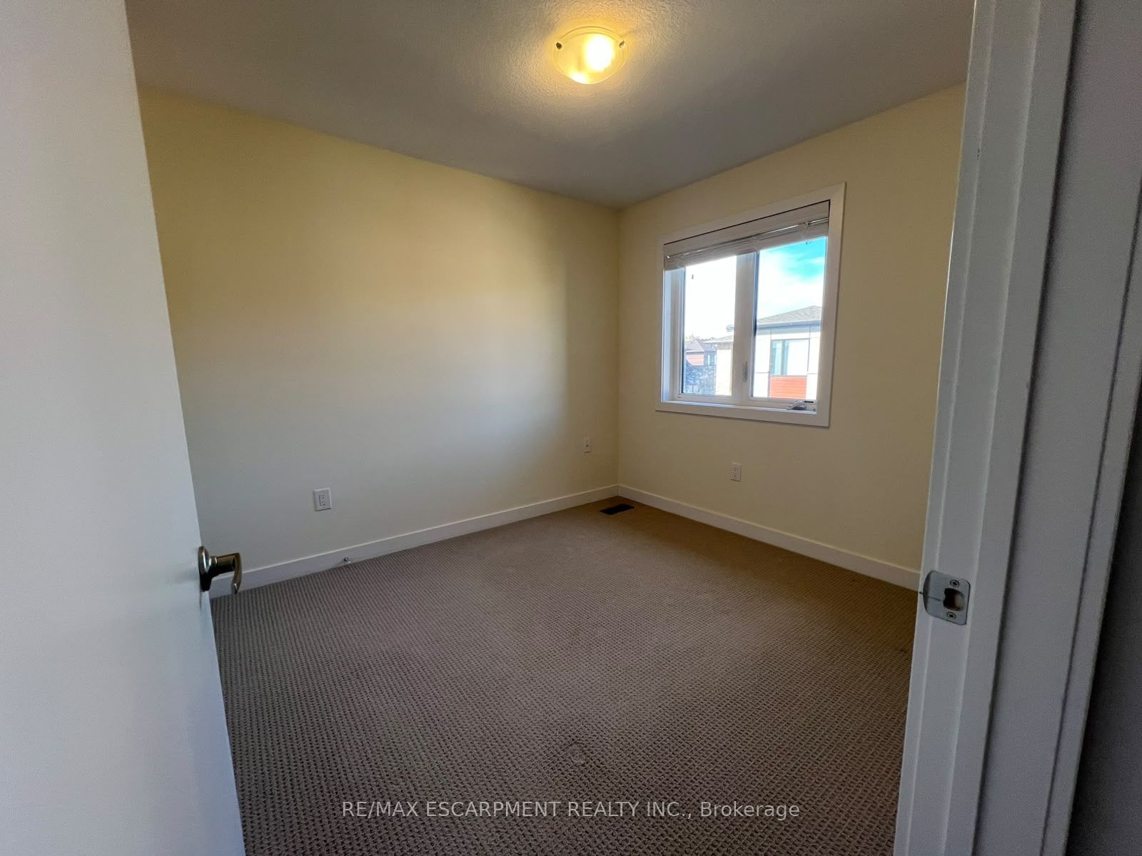 590 North Service Road E 122 Property Photo 14