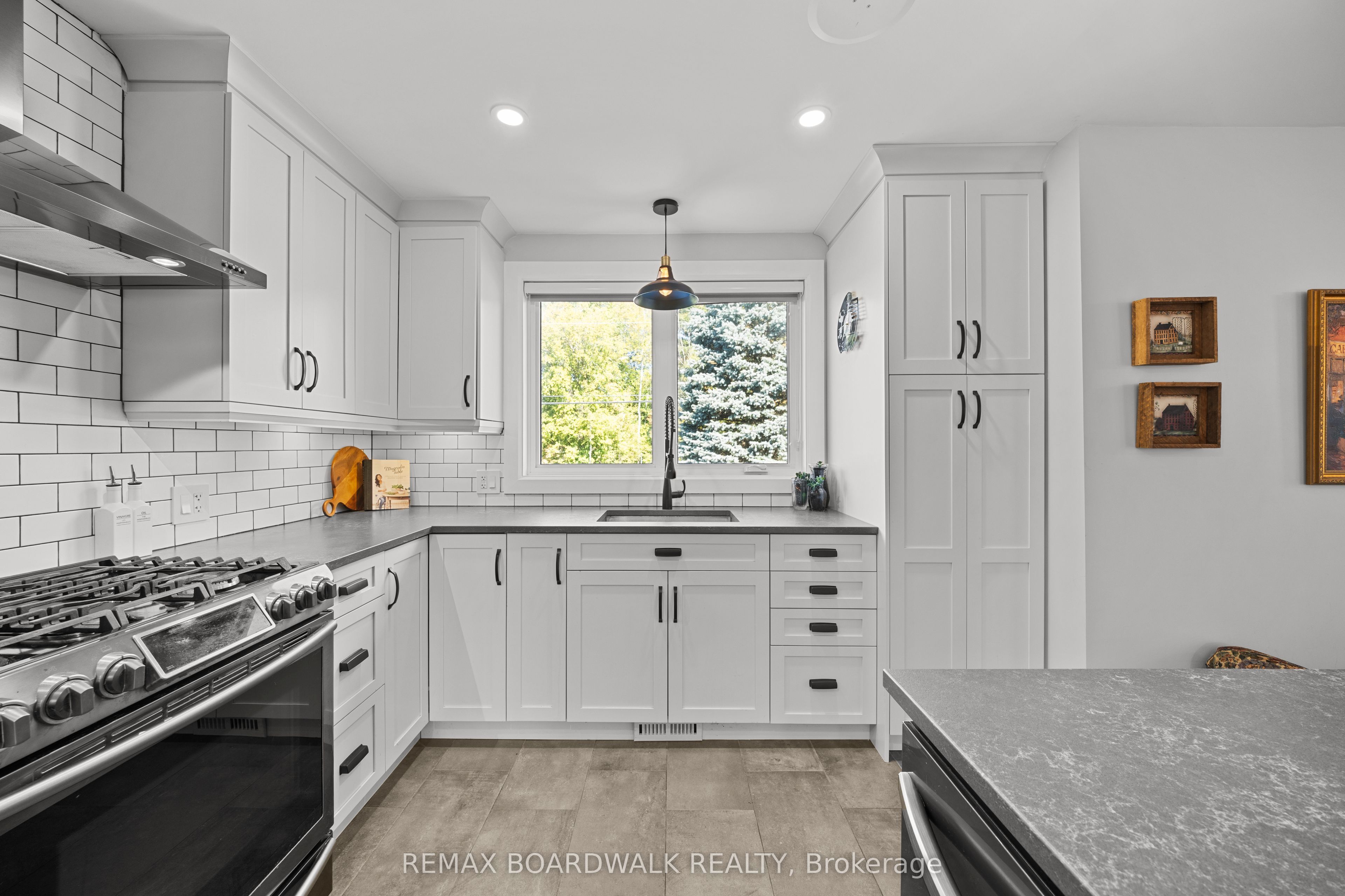 2187 Des Pins Street Property Photo 14