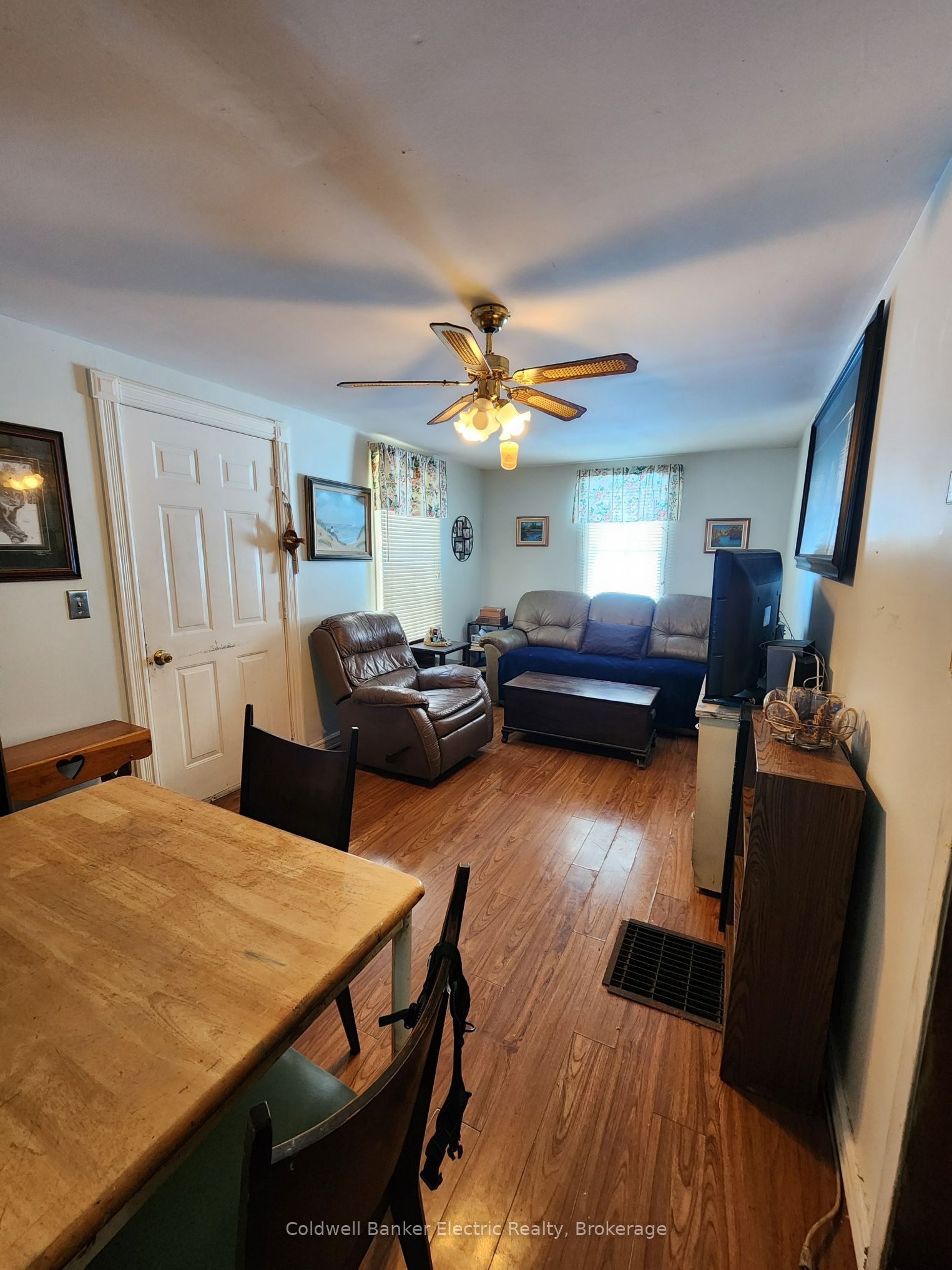 24 Victoria Street E Property Photo 3
