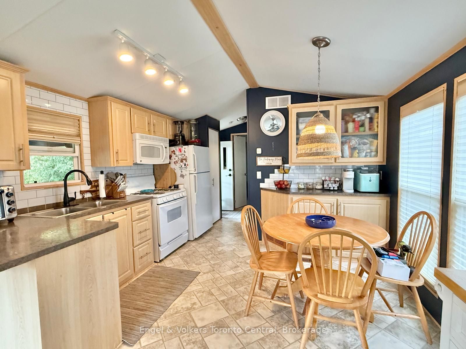 7489 Sideroad 5 E P 6 Property Photo 5