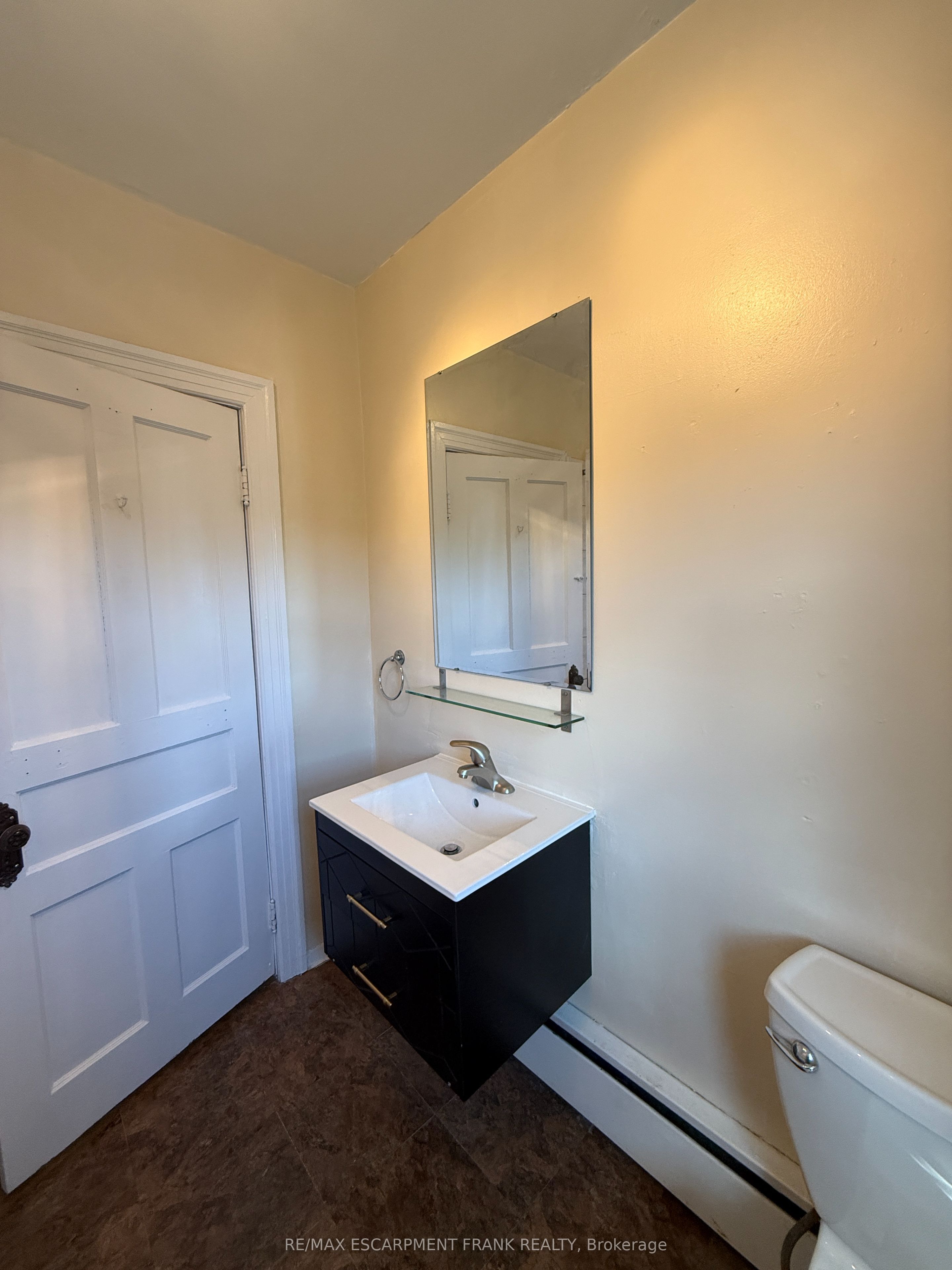 4 Undermount Avenue 3 Property Photo 4