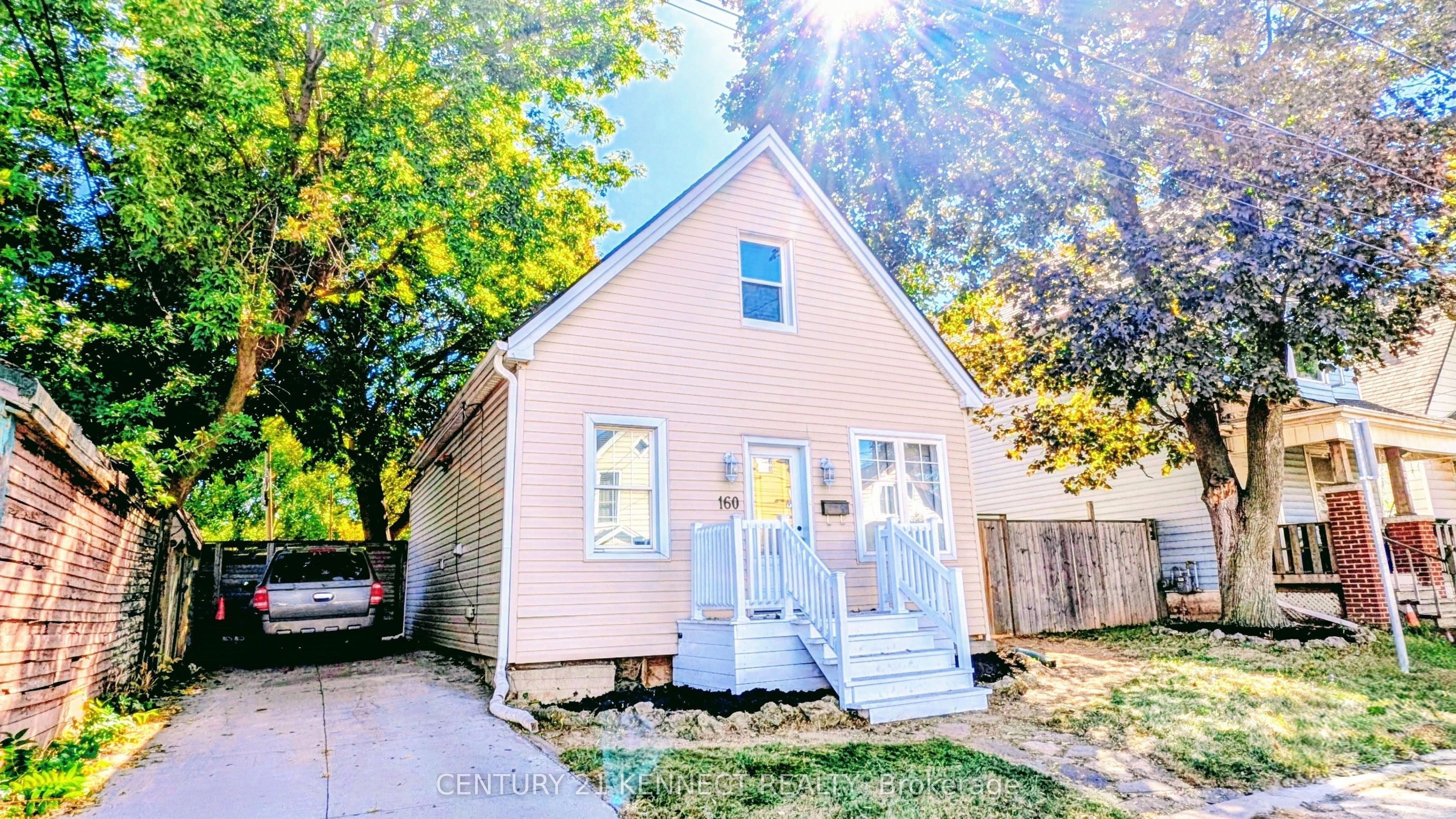 160 Glendale Avenue N Property Photo 1
