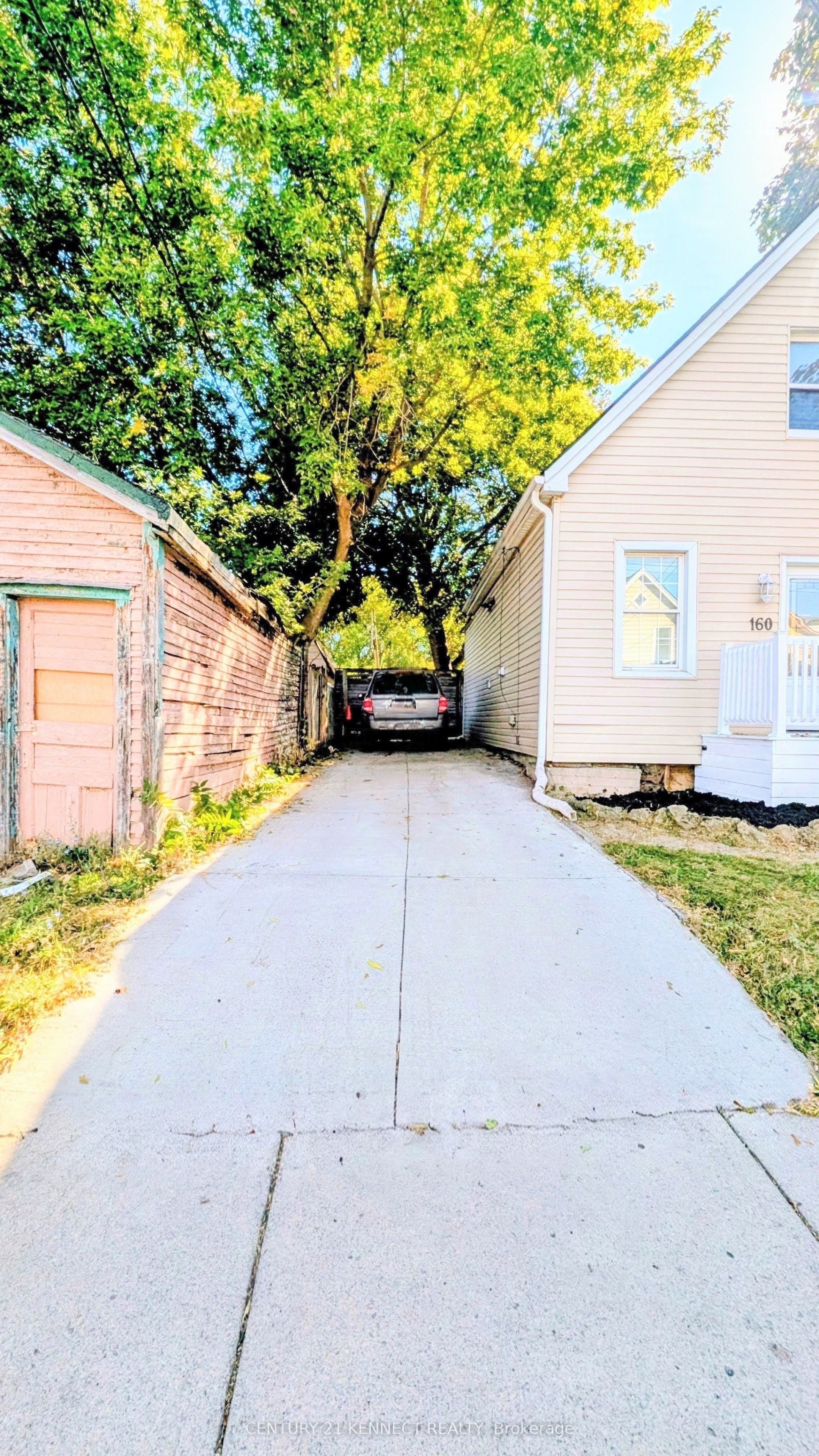 160 Glendale Avenue N Property Photo 2
