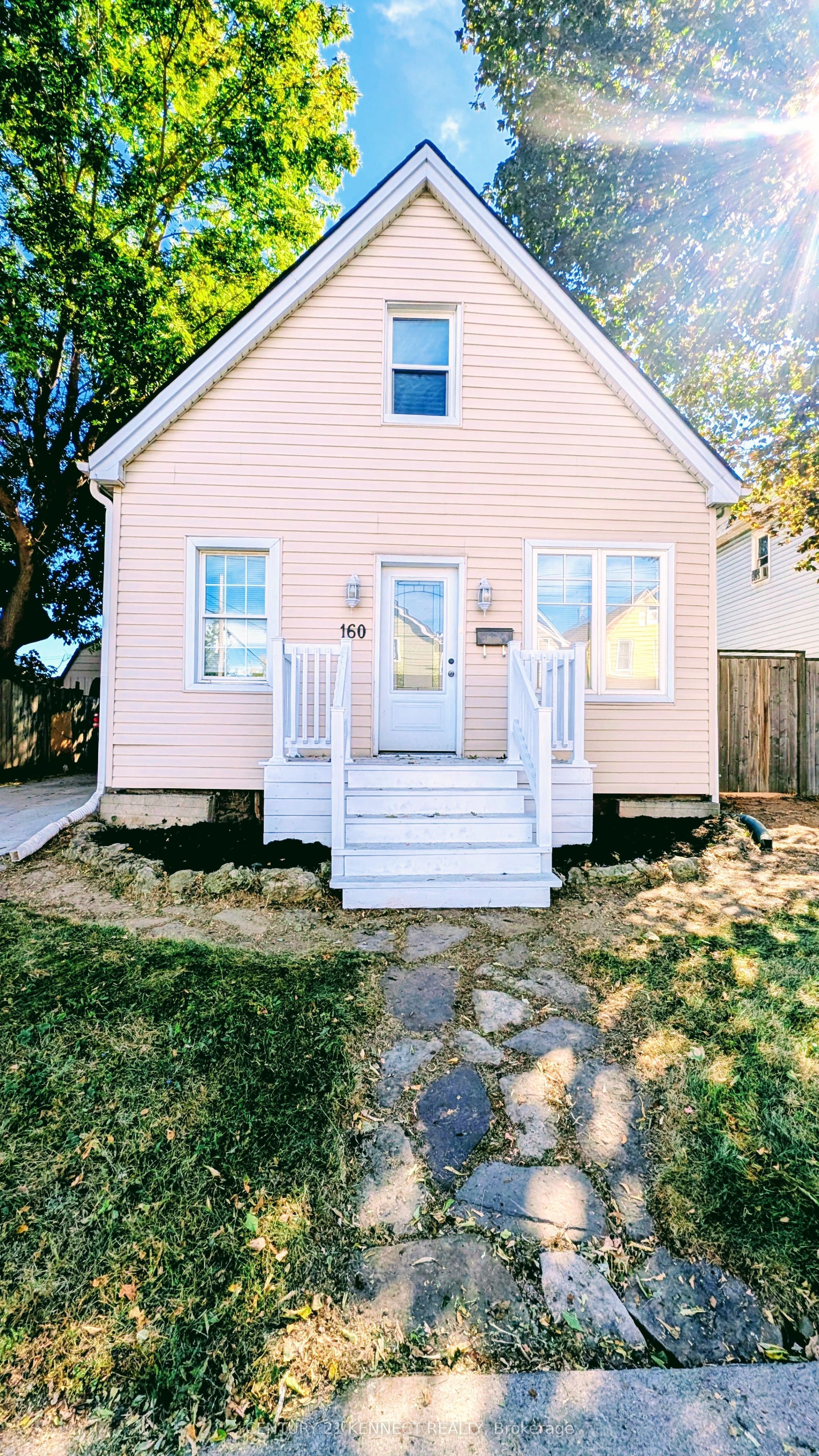160 Glendale Avenue N Property Photo 3