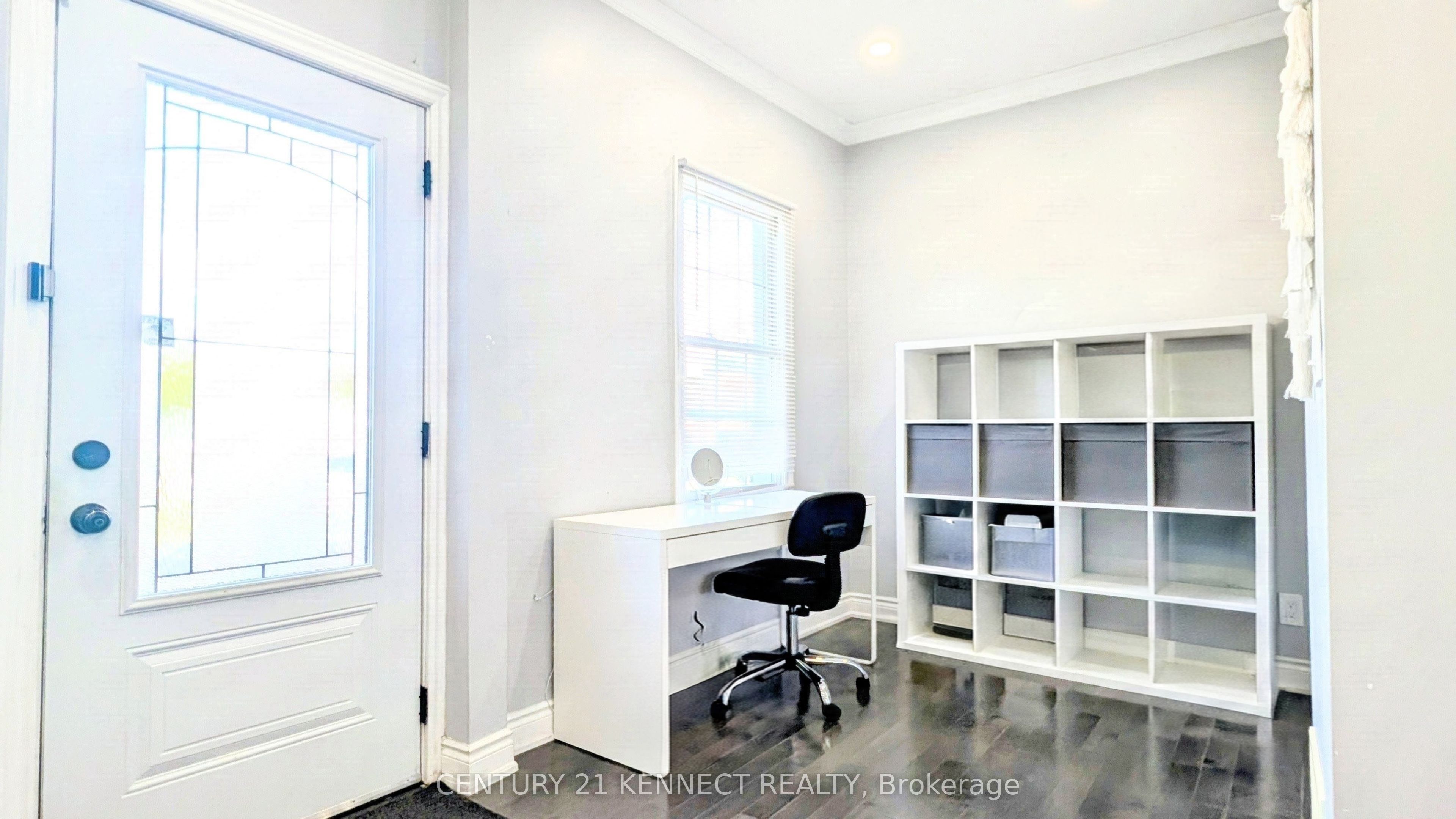 160 Glendale Avenue N Property Photo 4