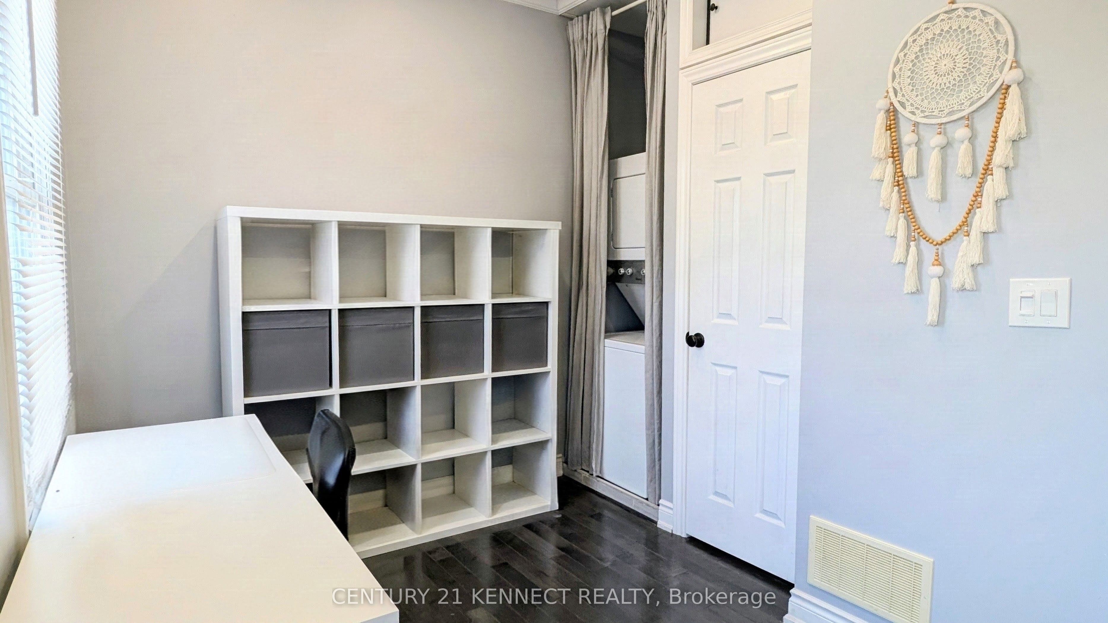 160 Glendale Avenue N Property Photo 5
