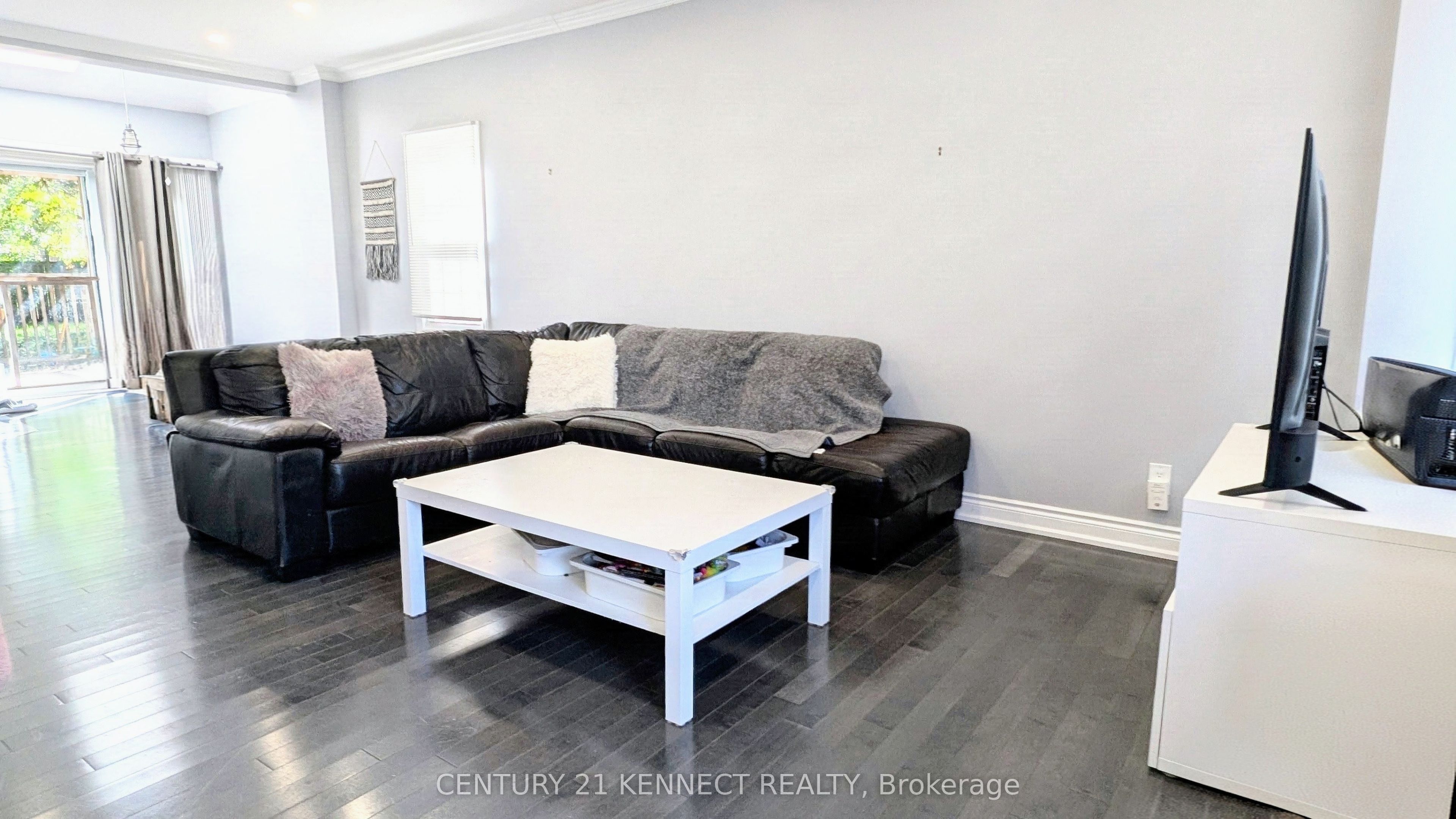 160 Glendale Avenue N Property Photo 7
