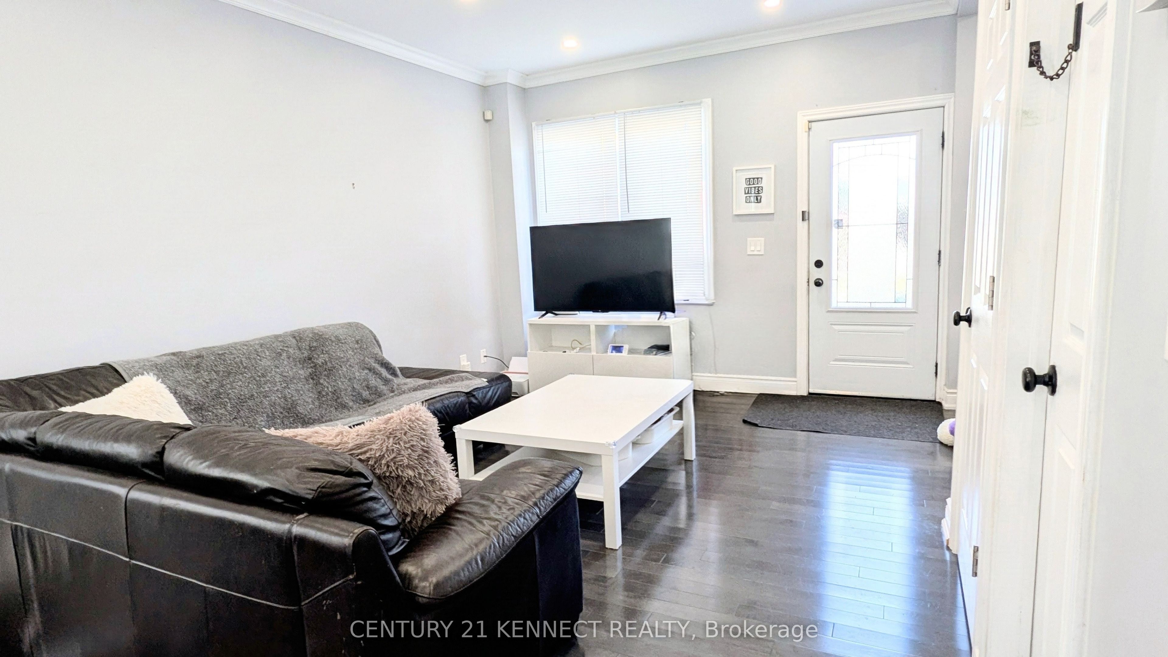 160 Glendale Avenue N Property Photo 8