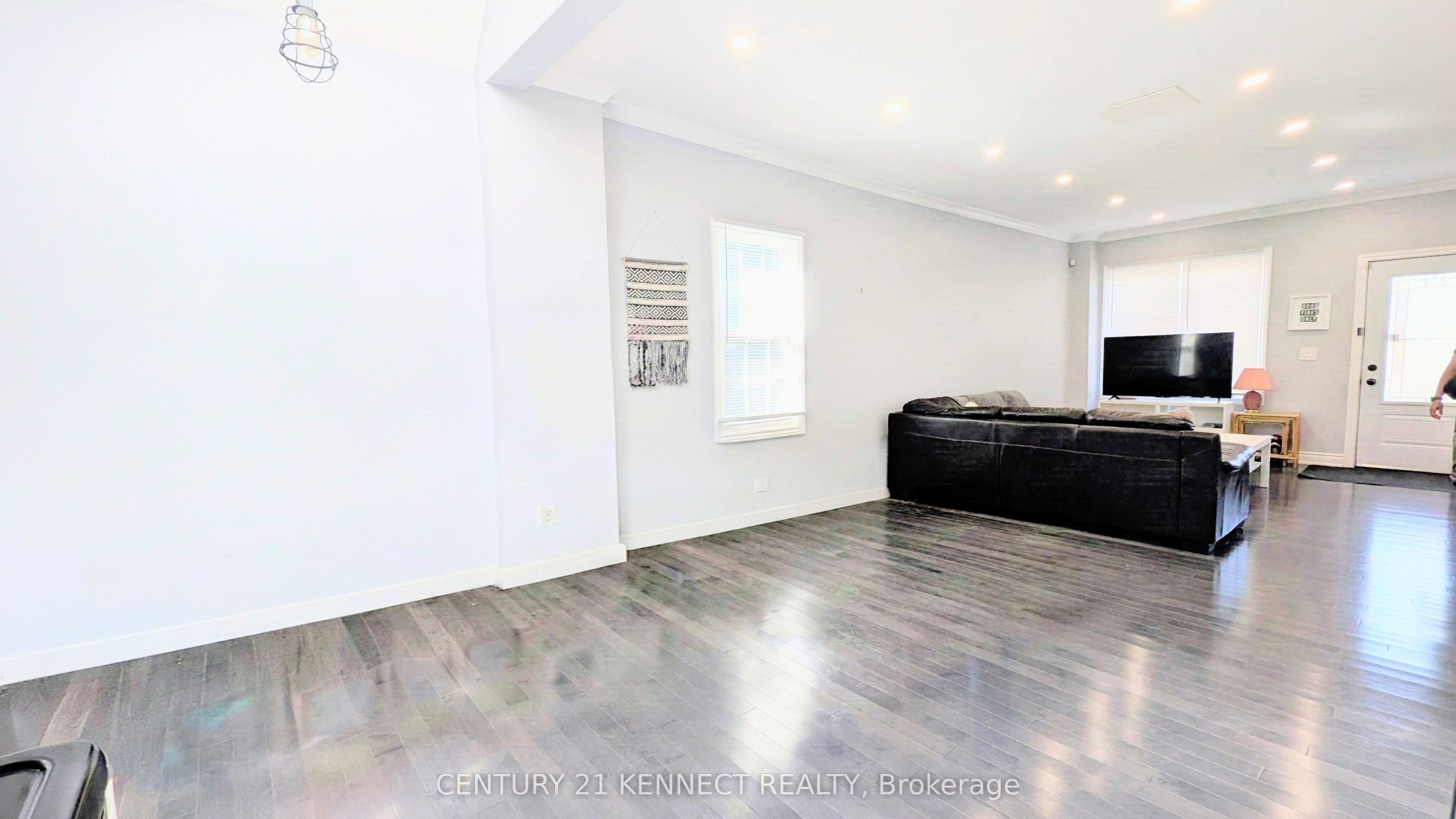 160 Glendale Avenue N Property Photo 9