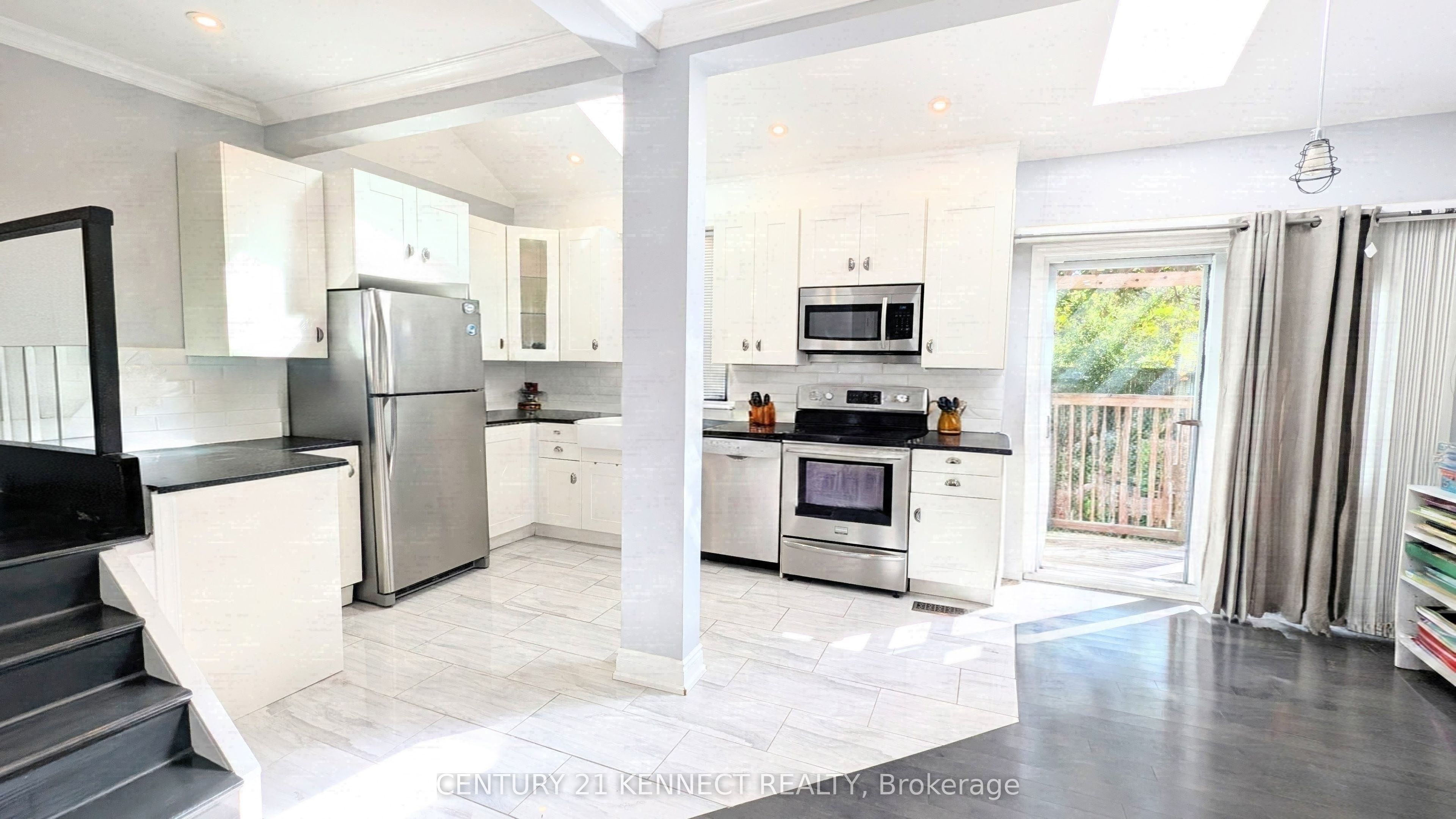 160 Glendale Avenue N Property Photo 10