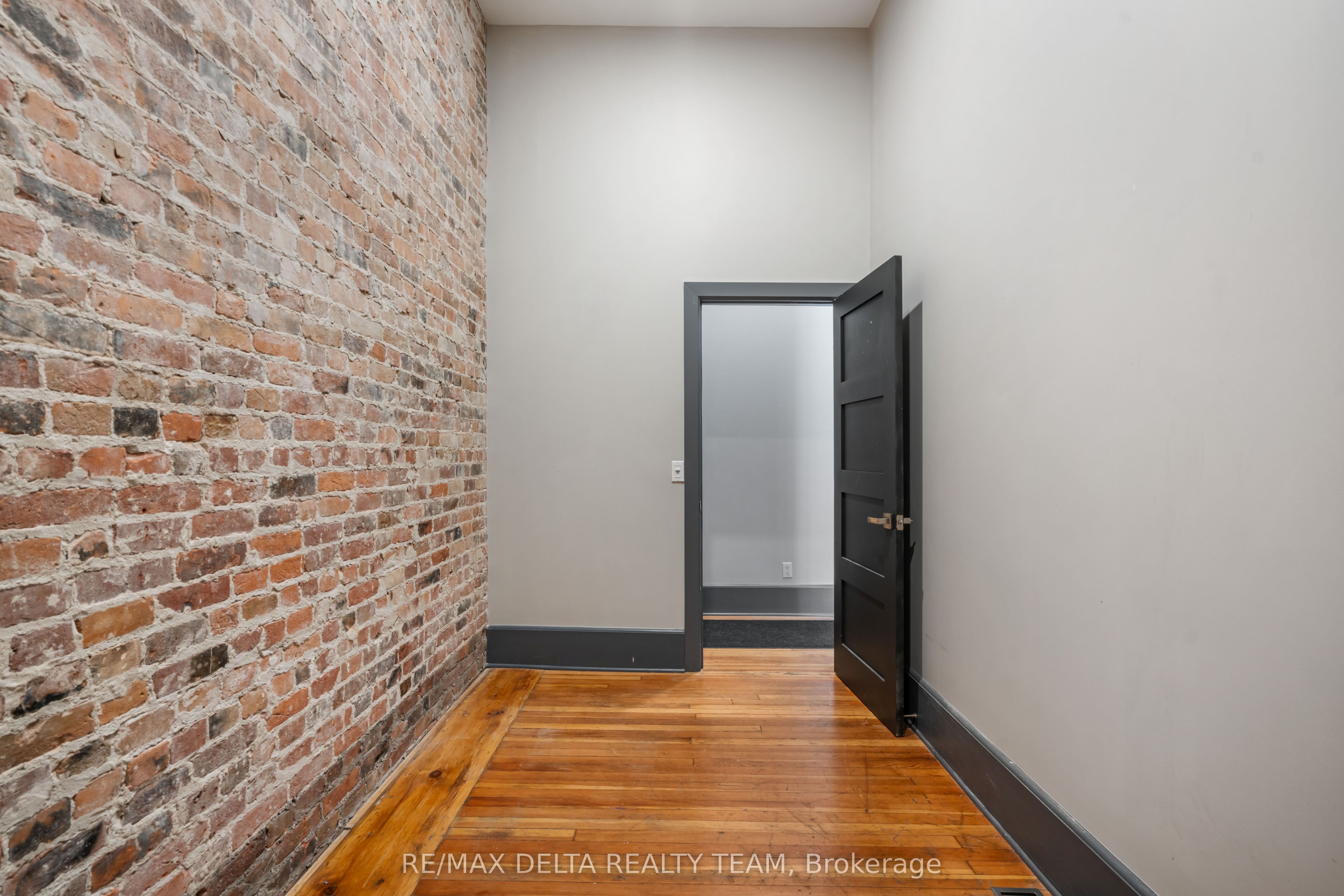 112 King Street W Property Photo 6