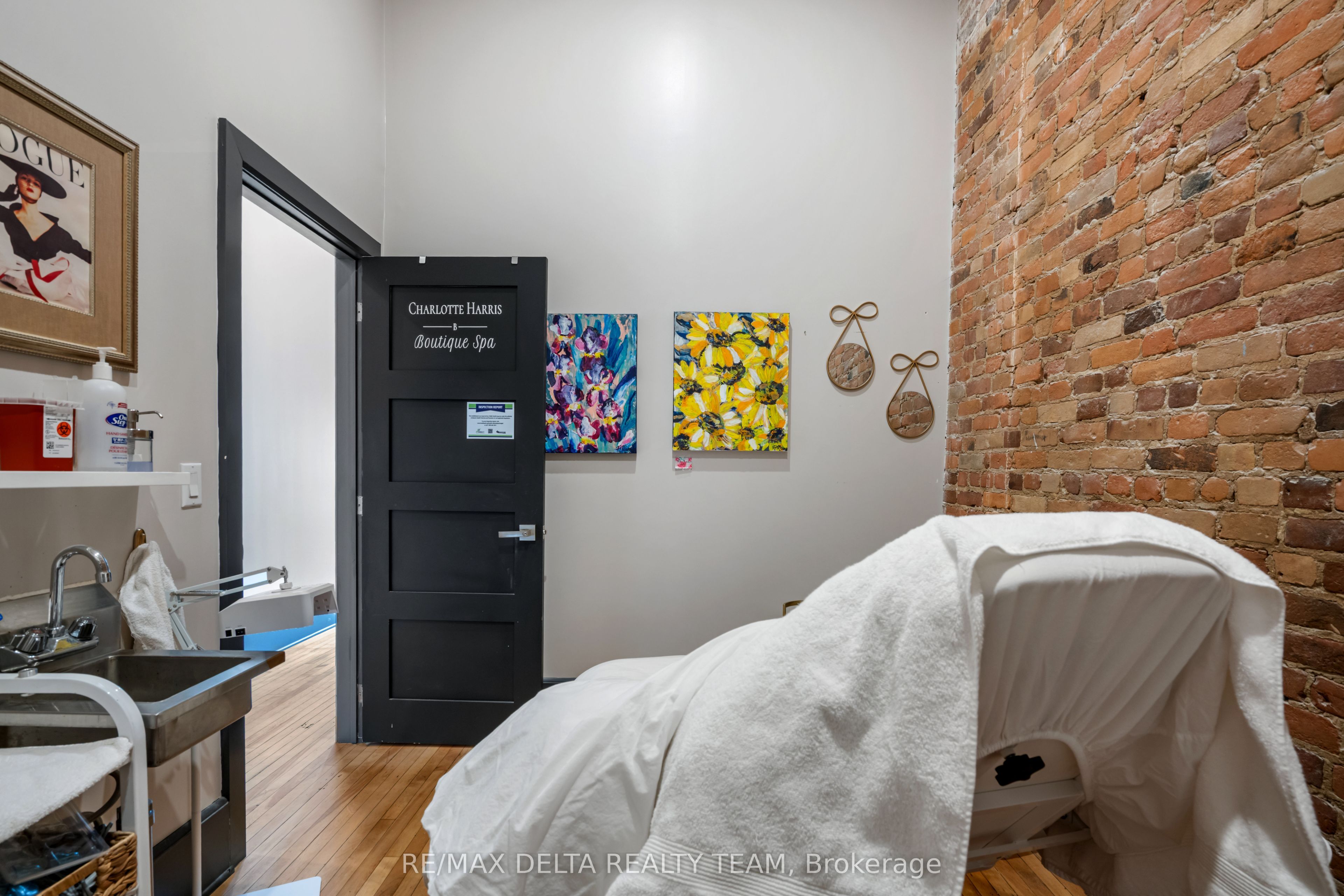 112 King Street W Property Photo 7