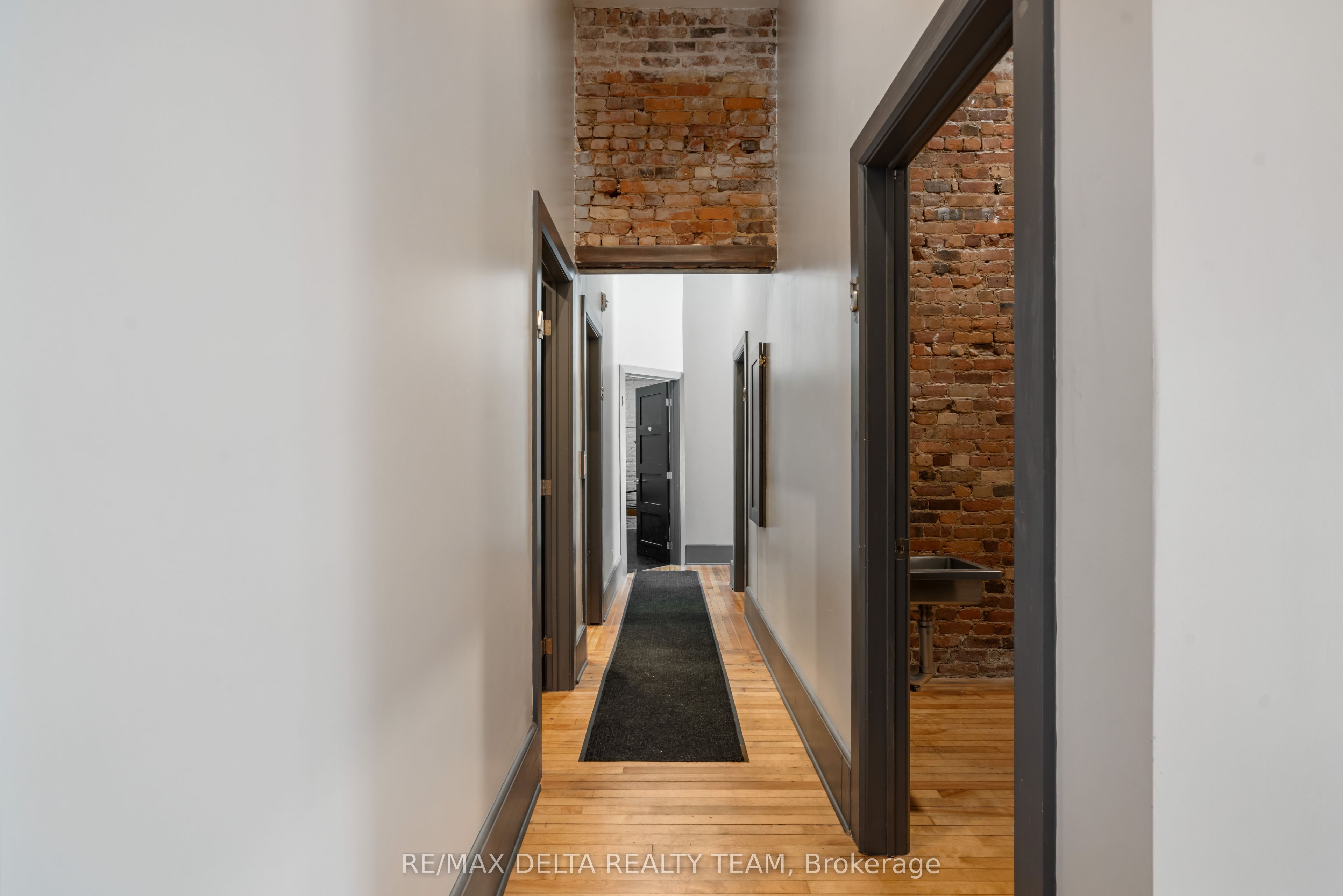 112 King Street W Property Photo 10