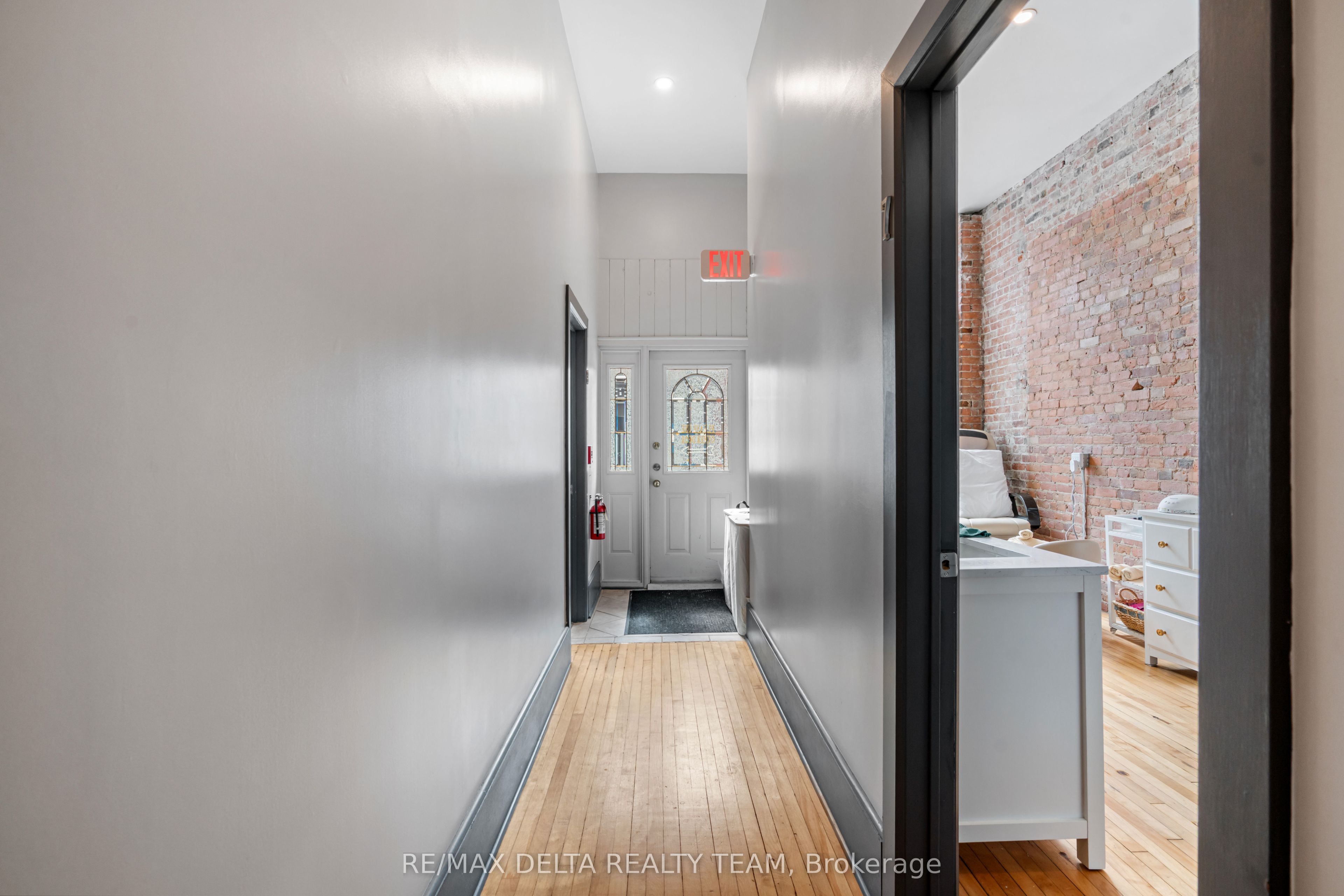 112 King Street W Property Photo 11