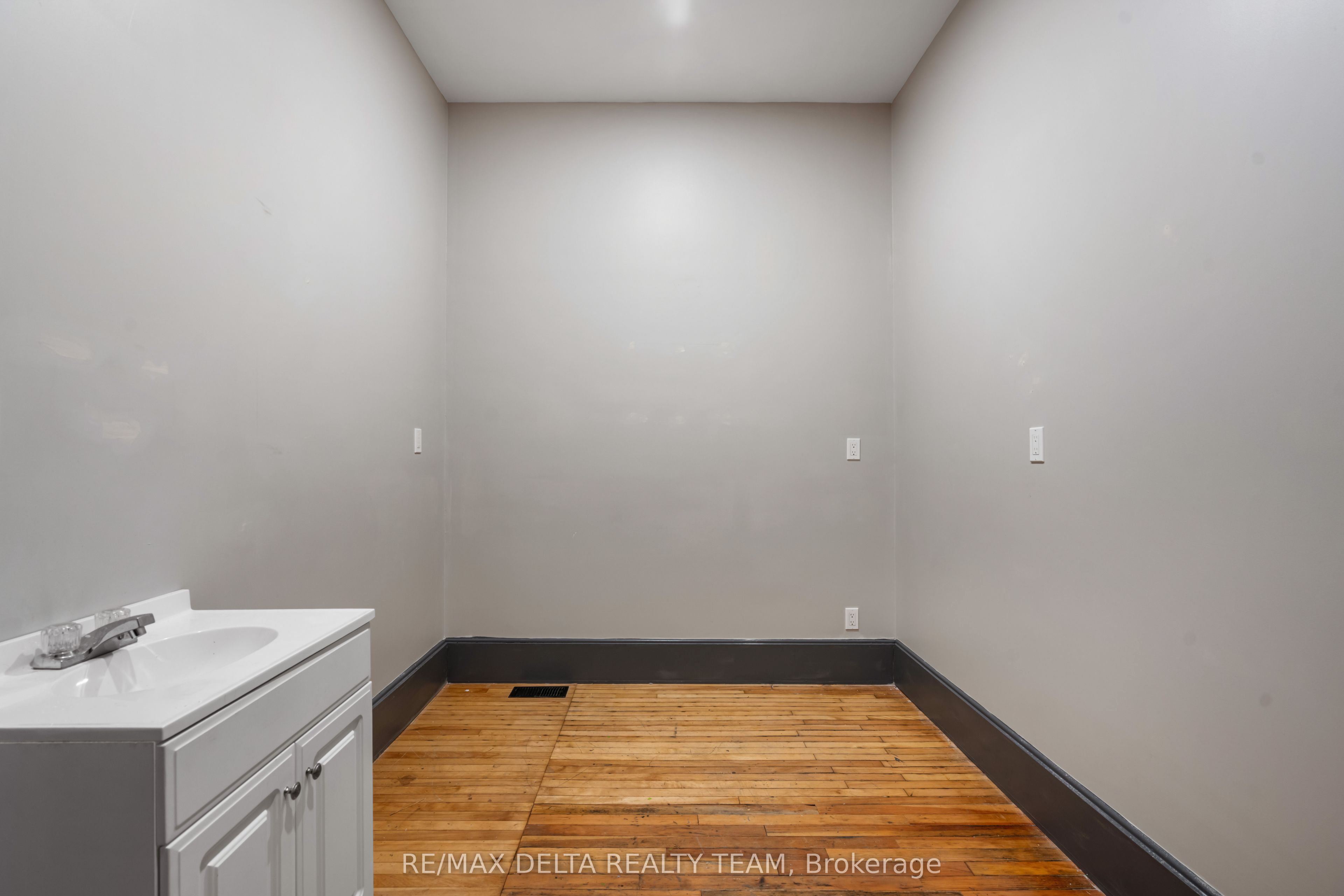 112 King Street W Property Photo 12