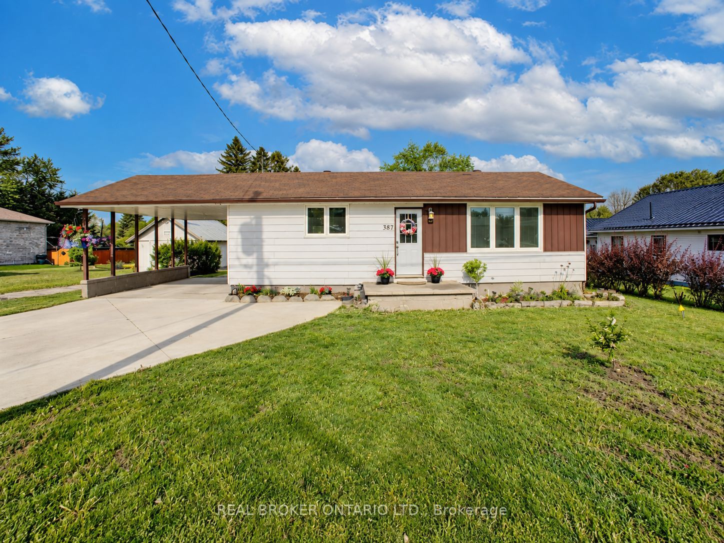 387 Countess Street S Property Photo 1