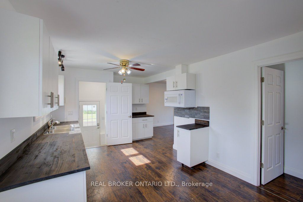 387 Countess Street S Property Photo 4