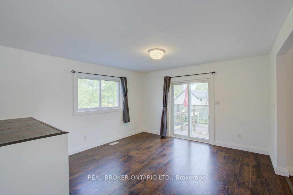 387 Countess Street S Property Photo 8